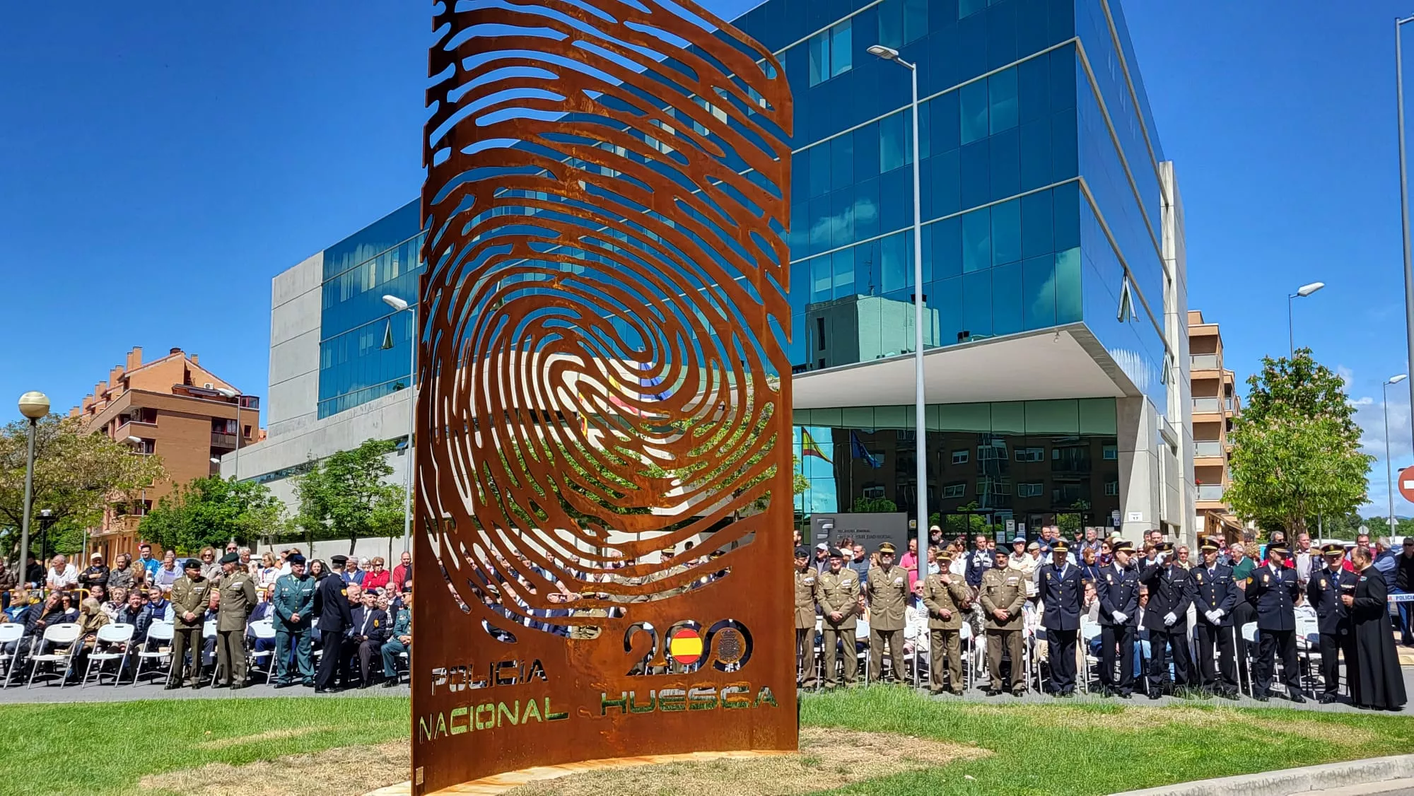 Inauguración de la escultura del Bicentenario de la Policía Nacional en Huesca
