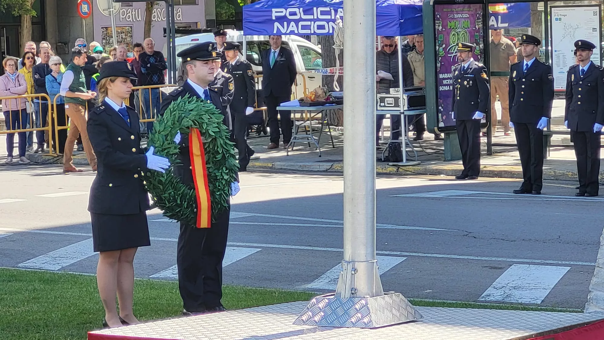 Inauguración de la escultura del Bicentenario de la Policía Nacional en Huesca