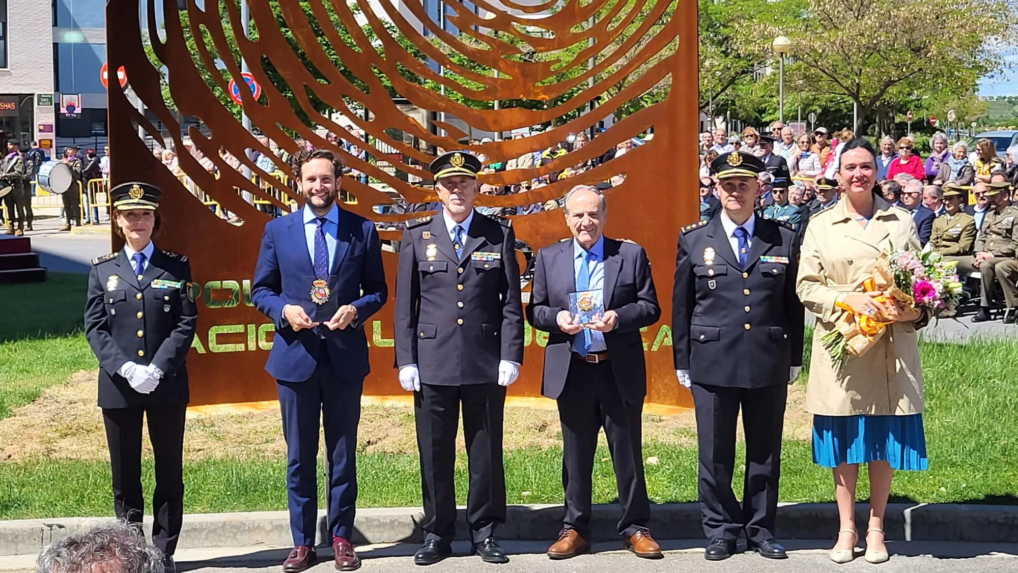 Inauguración de la escultura del Bicentenario de la Policía Nacional en Huesca