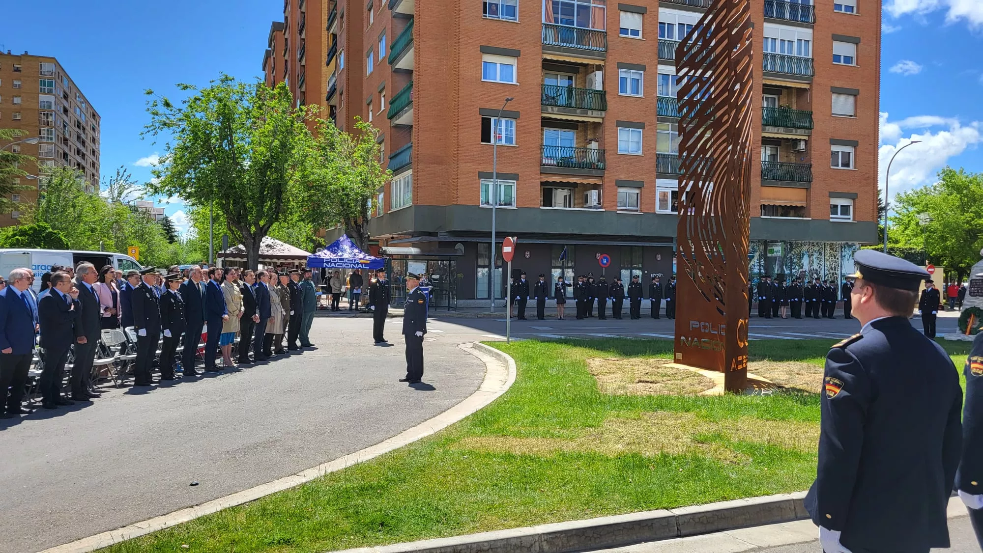 Inauguración de la escultura del Bicentenario de la Policía Nacional en Huesca