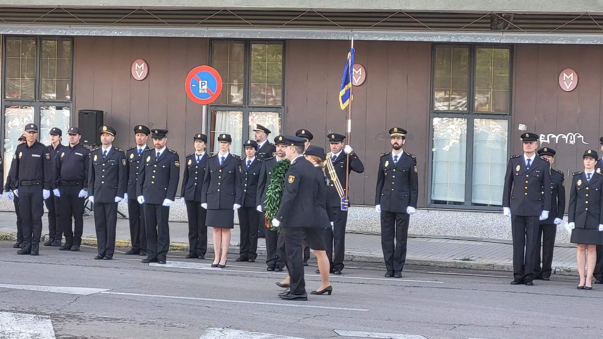 Inauguración de la escultura del Bicentenario de la Policía Nacional en Huesca