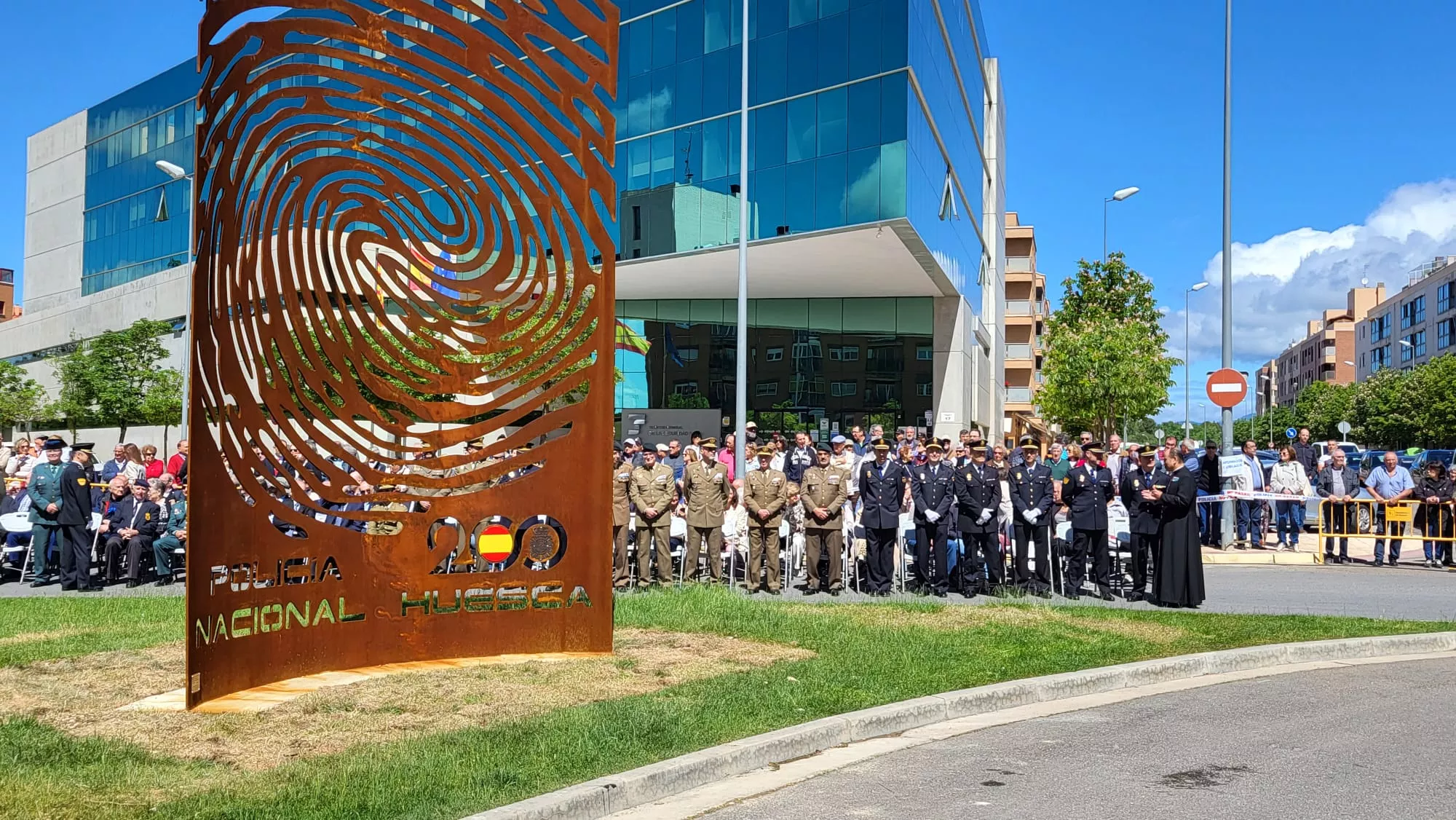 Inauguración de la escultura del Bicentenario de la Policía Nacional en Huesca