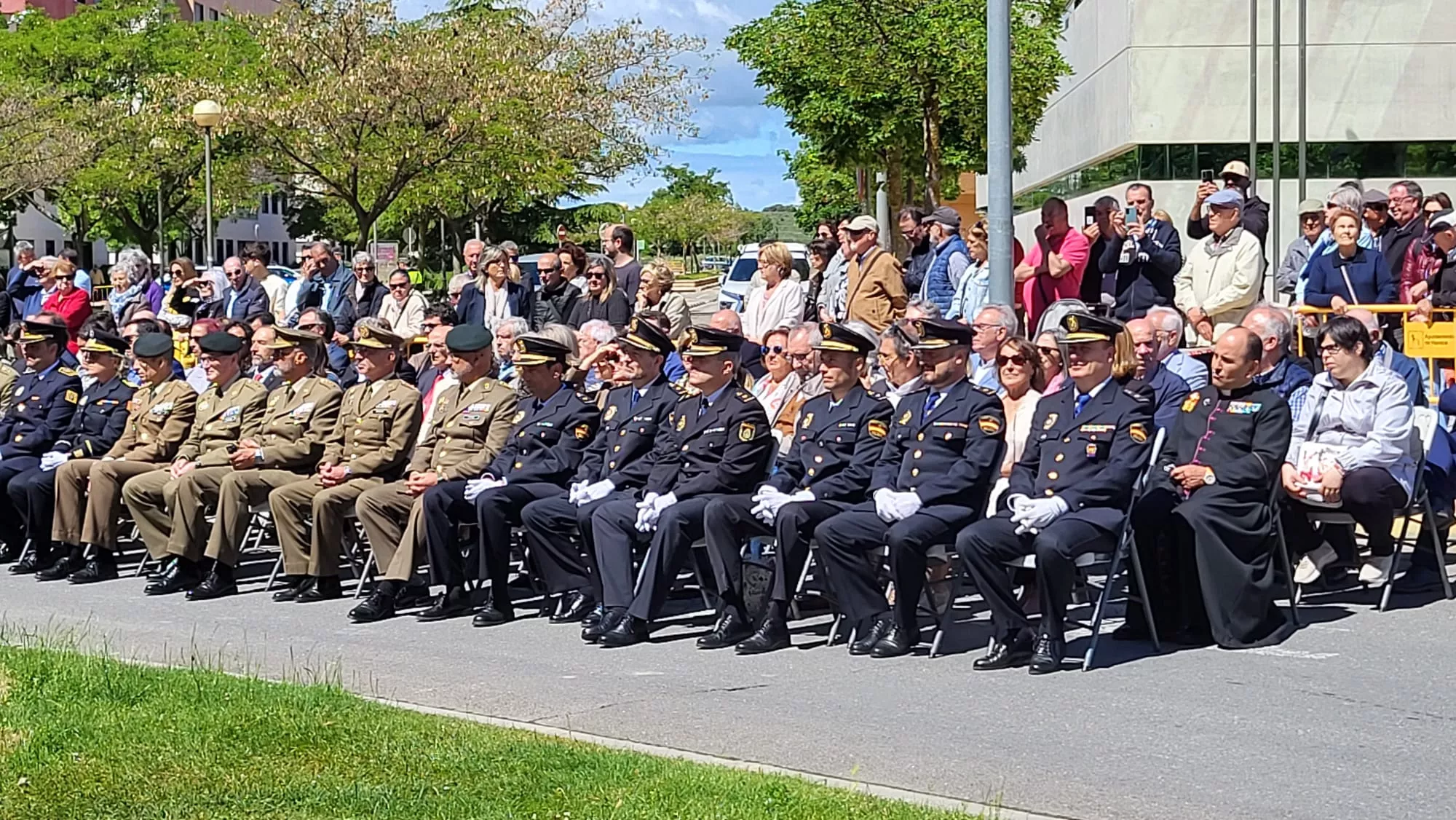 Inauguración de la escultura del Bicentenario de la Policía Nacional en Huesca