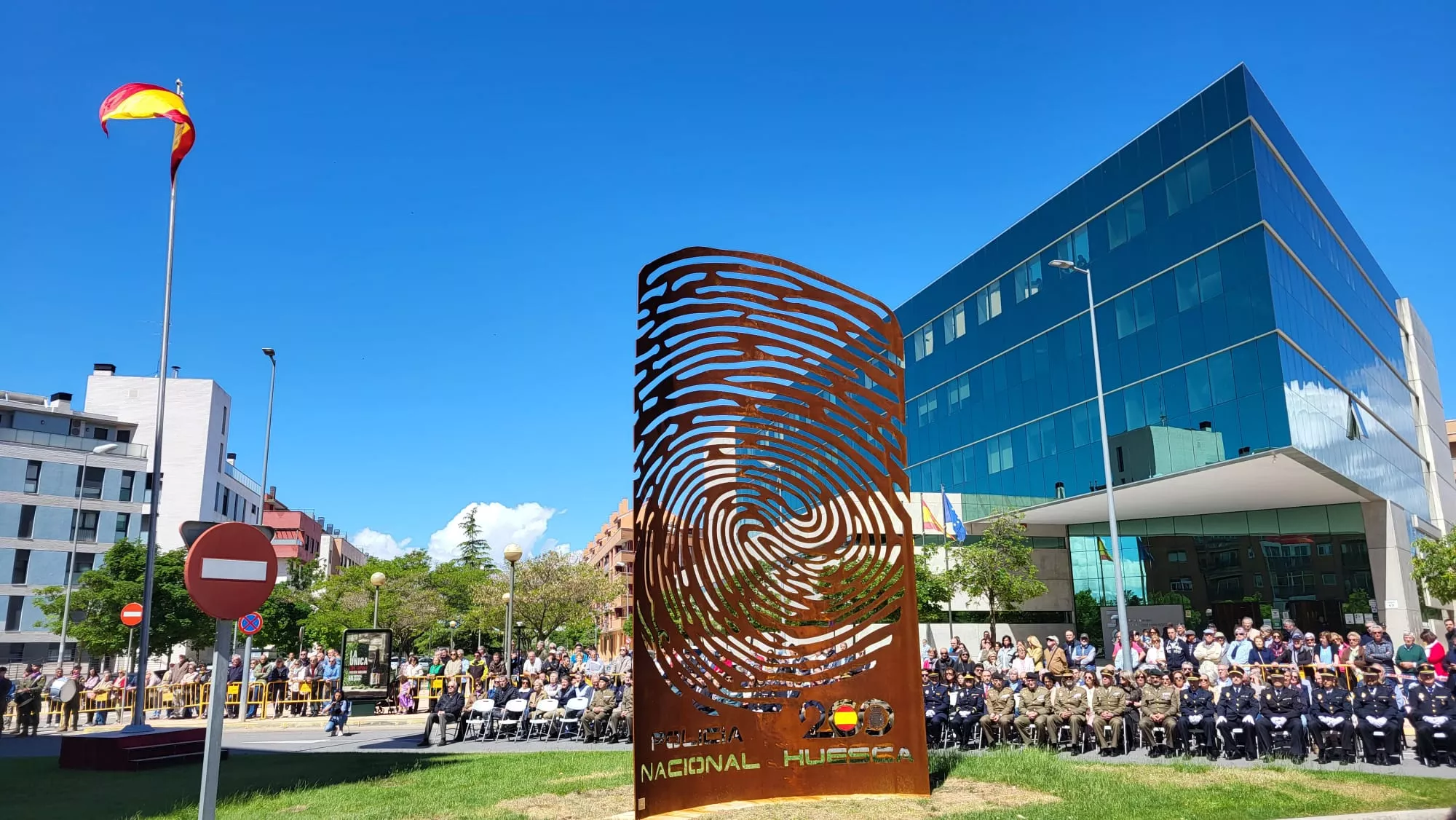 La huella, escultura de César Pueyo de homenaje de Huesca a la Policía Nacional en sus 200 años