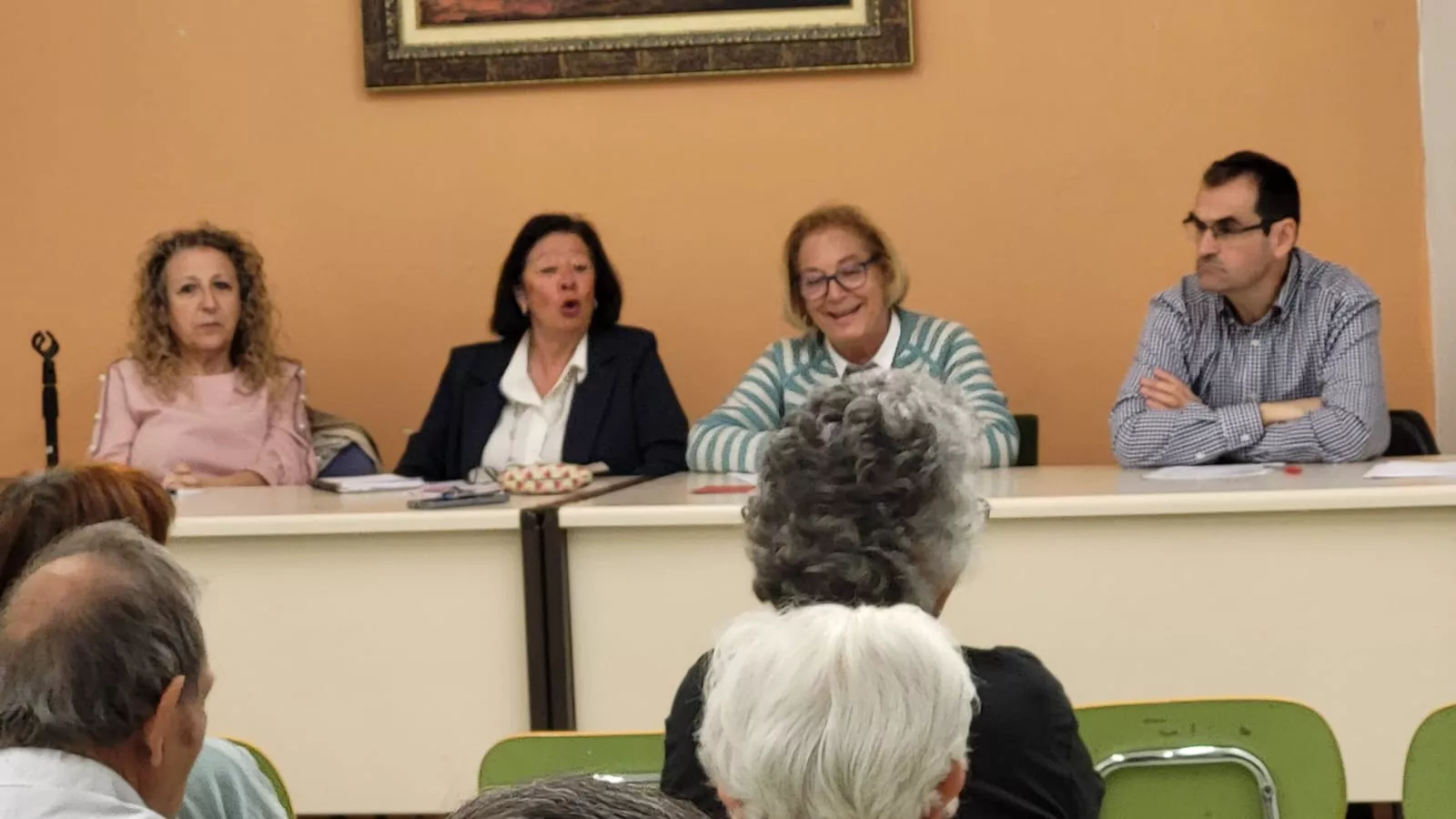 Junta Gestora y la concejala Susana Oliván durante la Asamblea del Barrio de Santiago