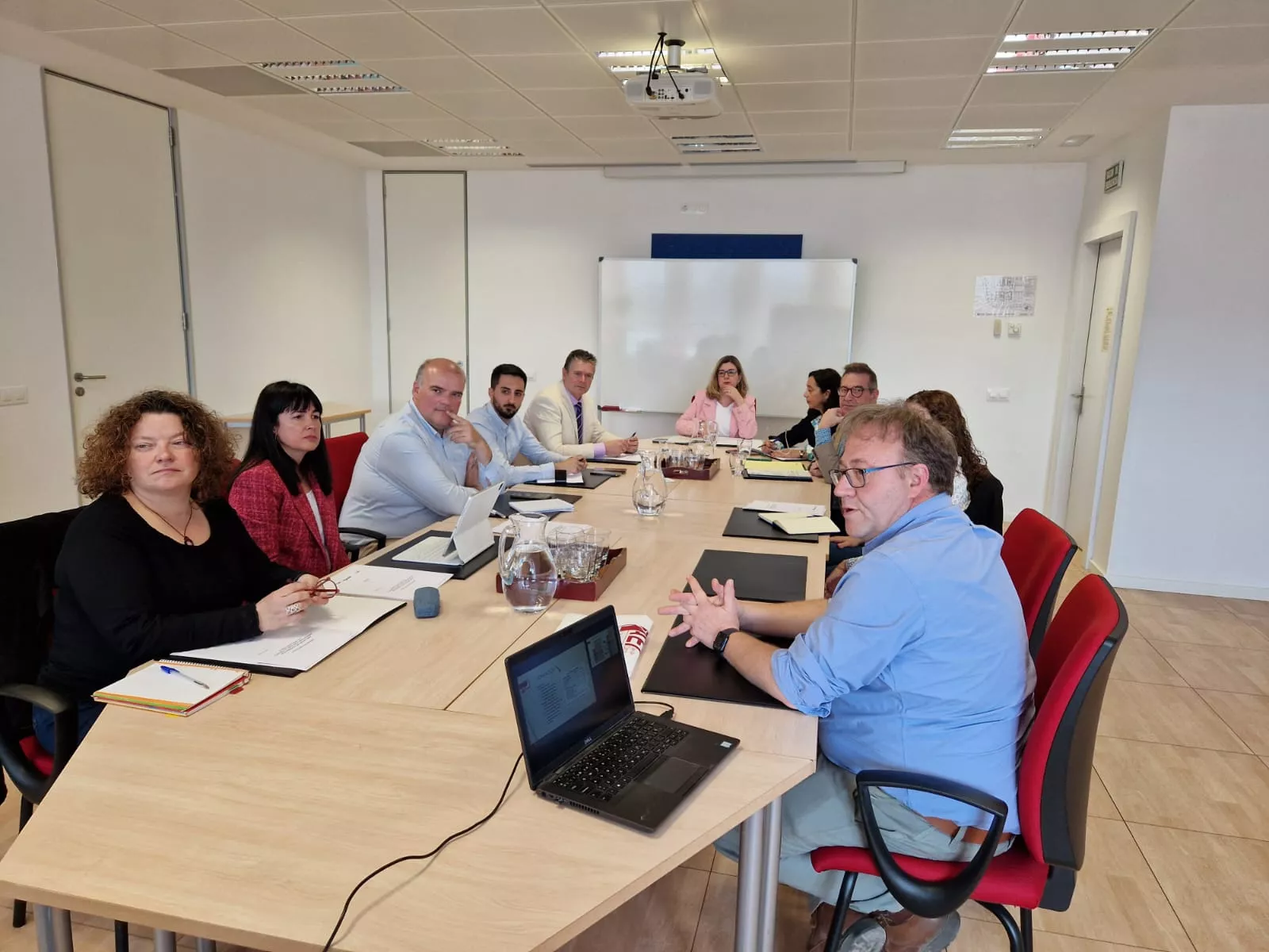 Reunión en Educación con representantes del Ayuntamiento de Fraga y de empresarios