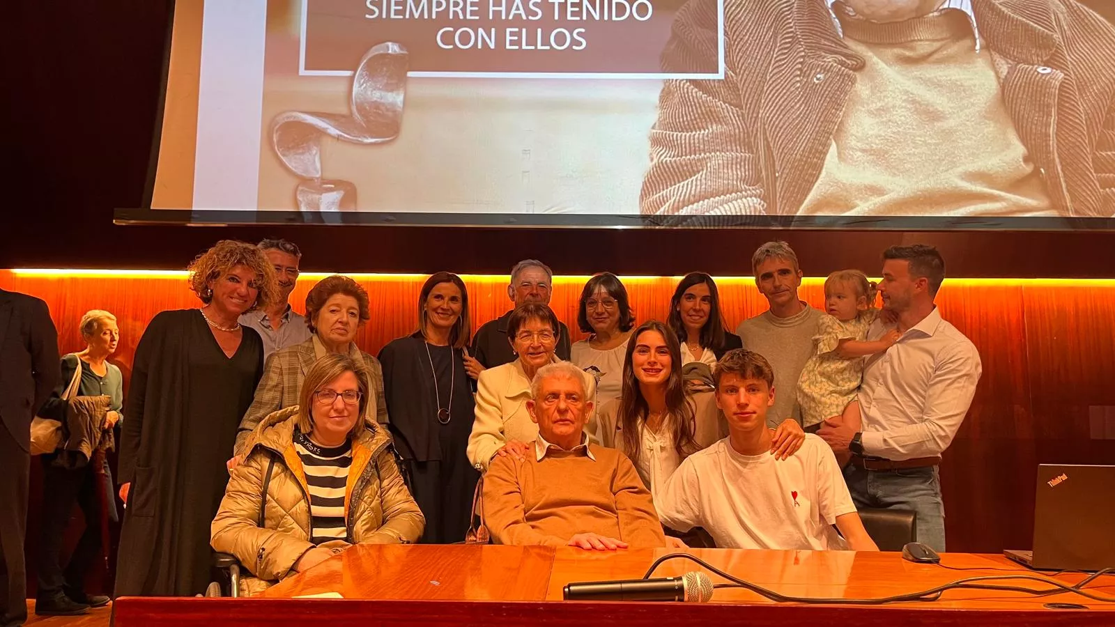 Ángel Gari con su familia en el homenaje que ha recibido por su 80 cumpleaños. Foto Mercedes Manterola