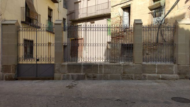 Cerramiento del inmueble de la travesía Cortés de Huesca