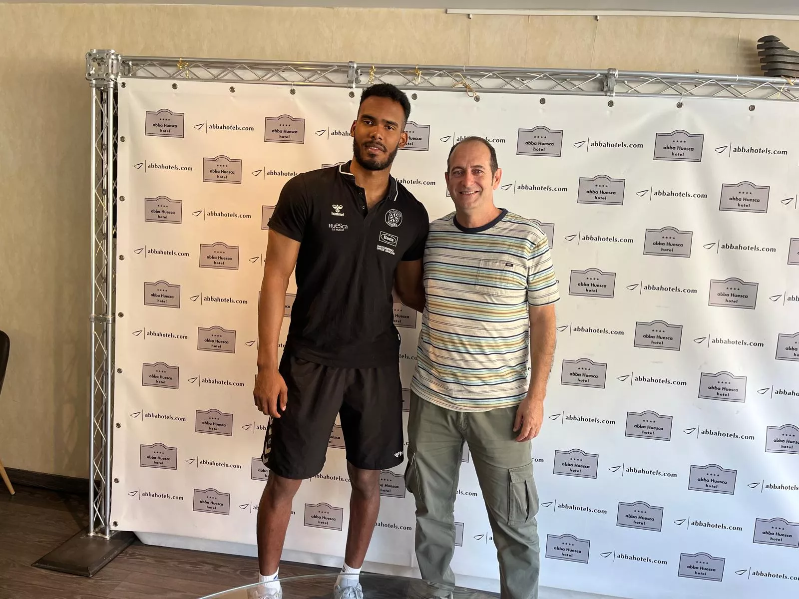 Frank Cordiés y Nolasco, en la previa el encuentro contra Barça. Bada Huesca visita al "dentista" Barça: " Hay que minimizar al máximo los errores". Foto: Adrián Mora