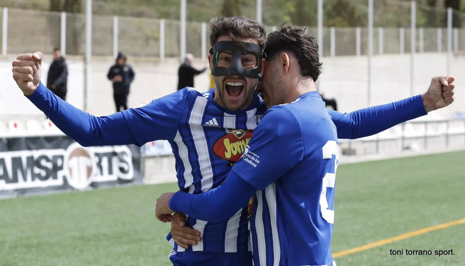 Ramón López, enmascarado, celebra un gol esta temporada con el Ejea. Foto: Toni Torrano.