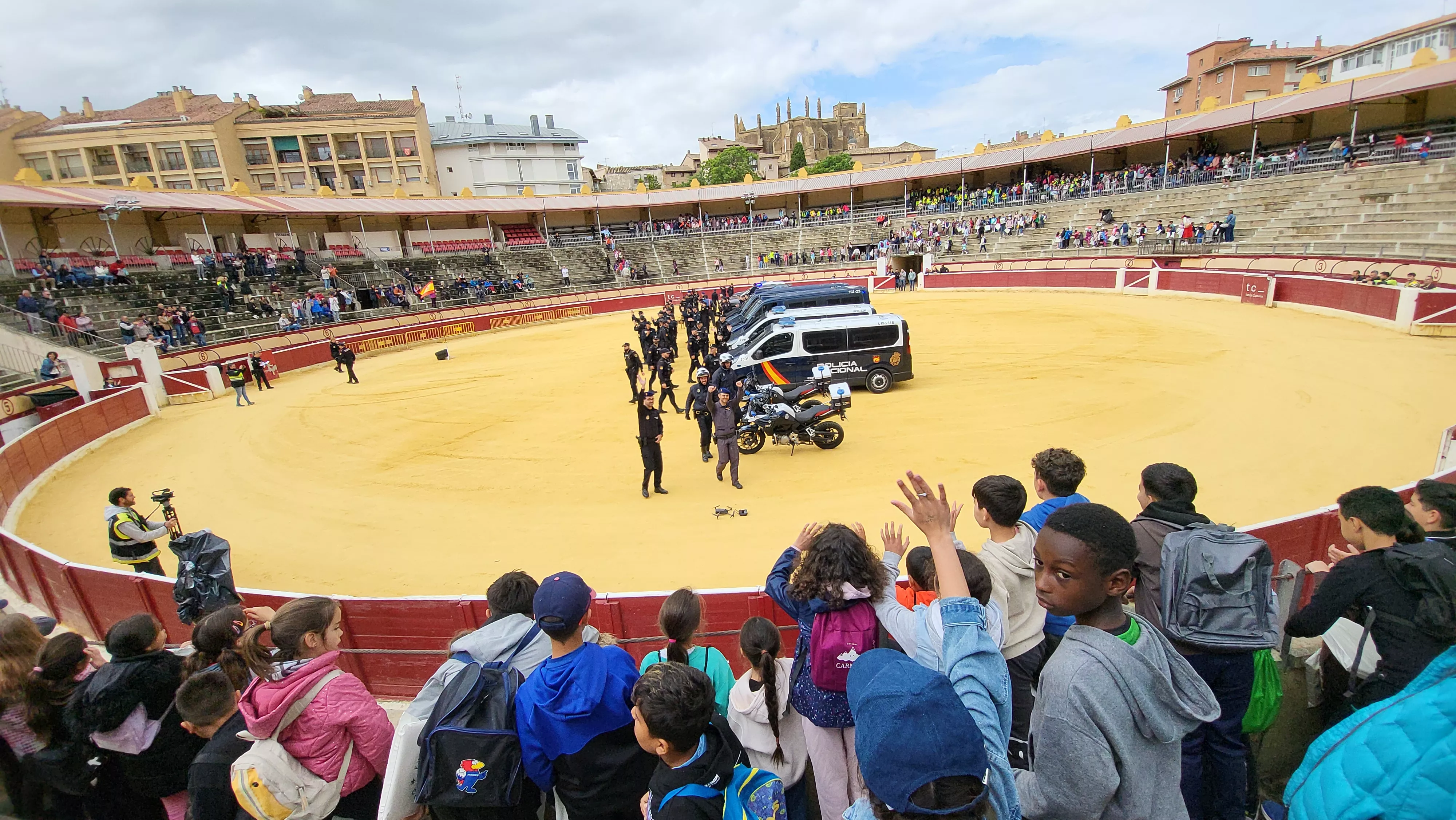 Exhibición de la Policía Local ante escolares de Huesca en la plaza de toros. Foto Mercedes Manterola