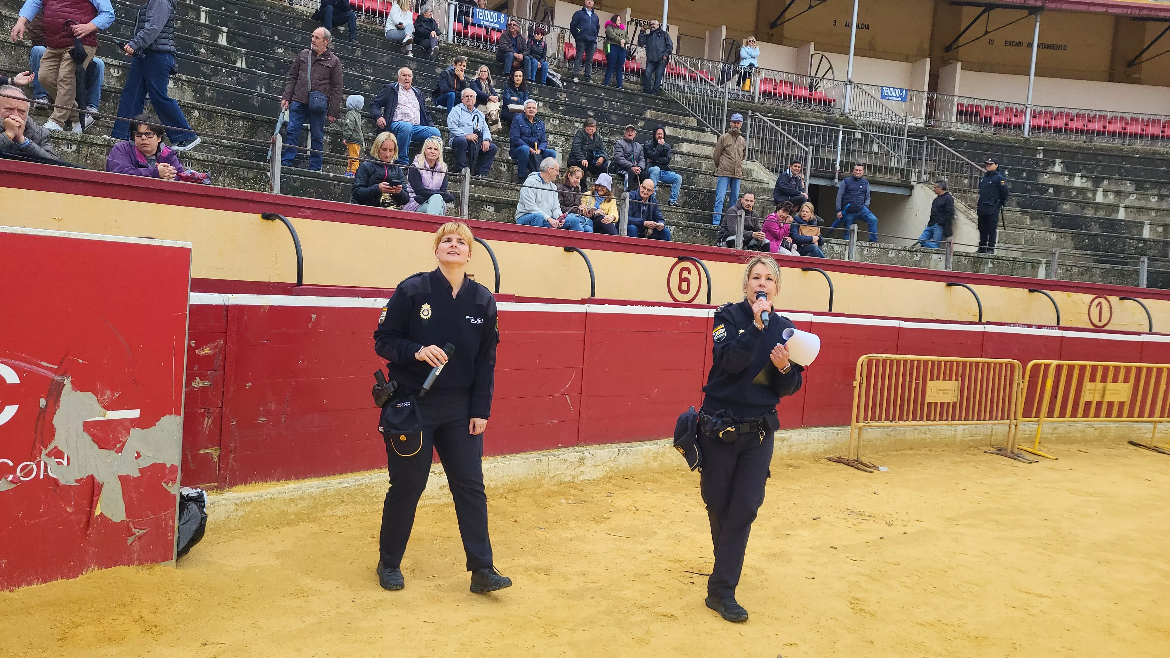 Exhibición de la Policía Local ante escolares de Huesca en la plaza de toros. Foto Mercedes Manterola