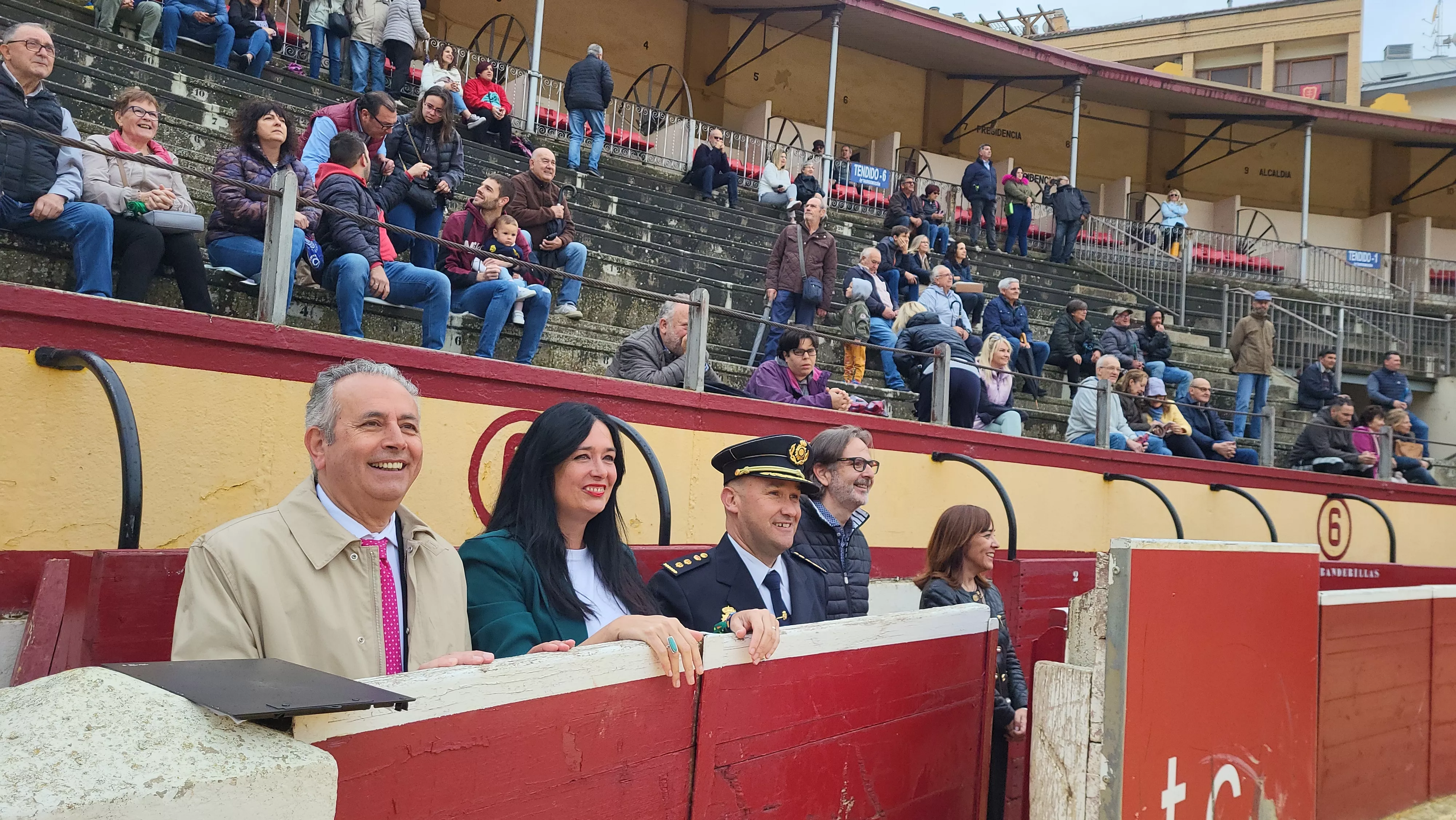 Exhibición de la Policía Local ante escolares de Huesca en la plaza de toros. Foto Mercedes Manterola