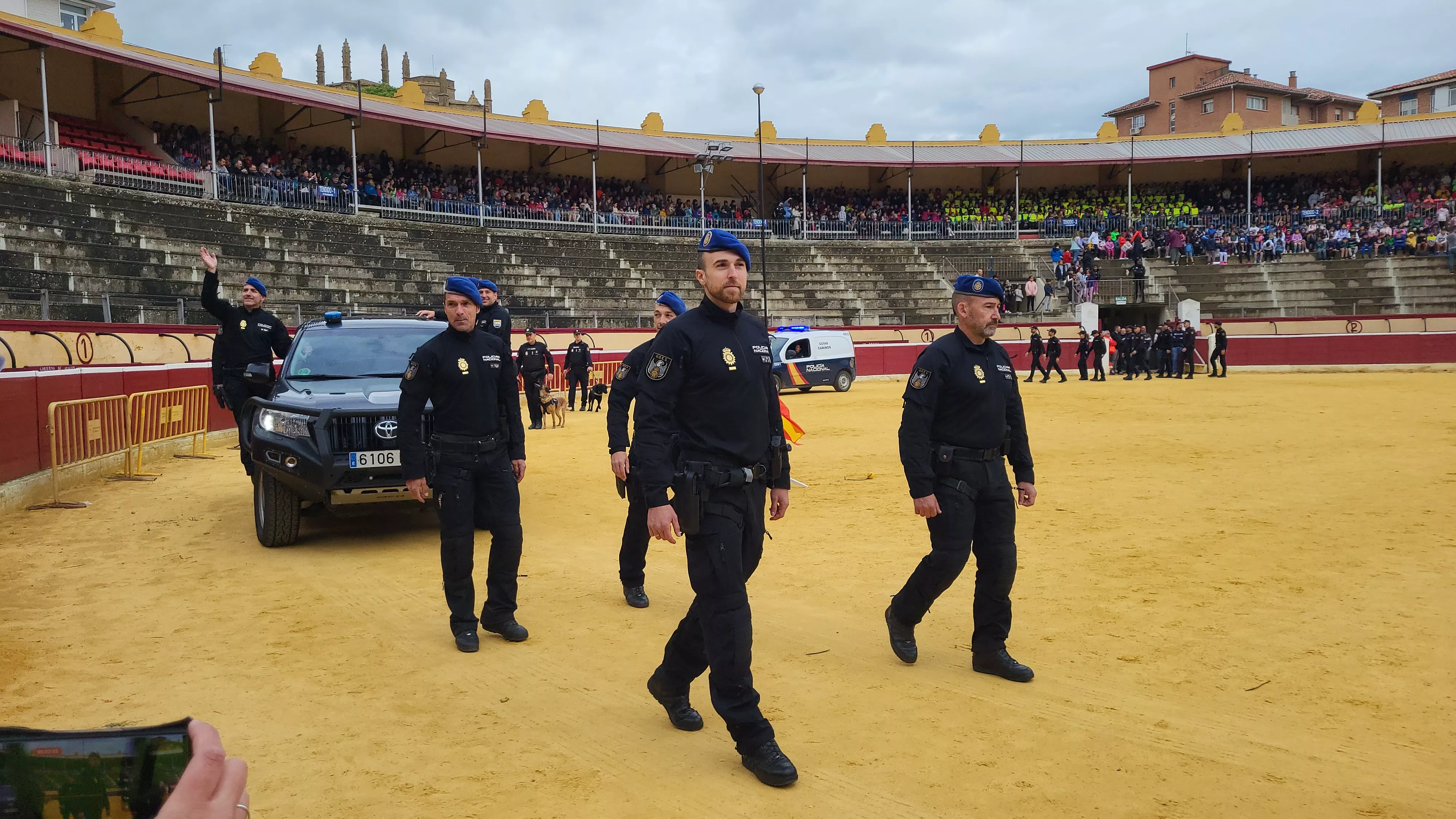 Exhibición de la Policía Local ante escolares de Huesca en la plaza de toros. Foto Mercedes Manterola
