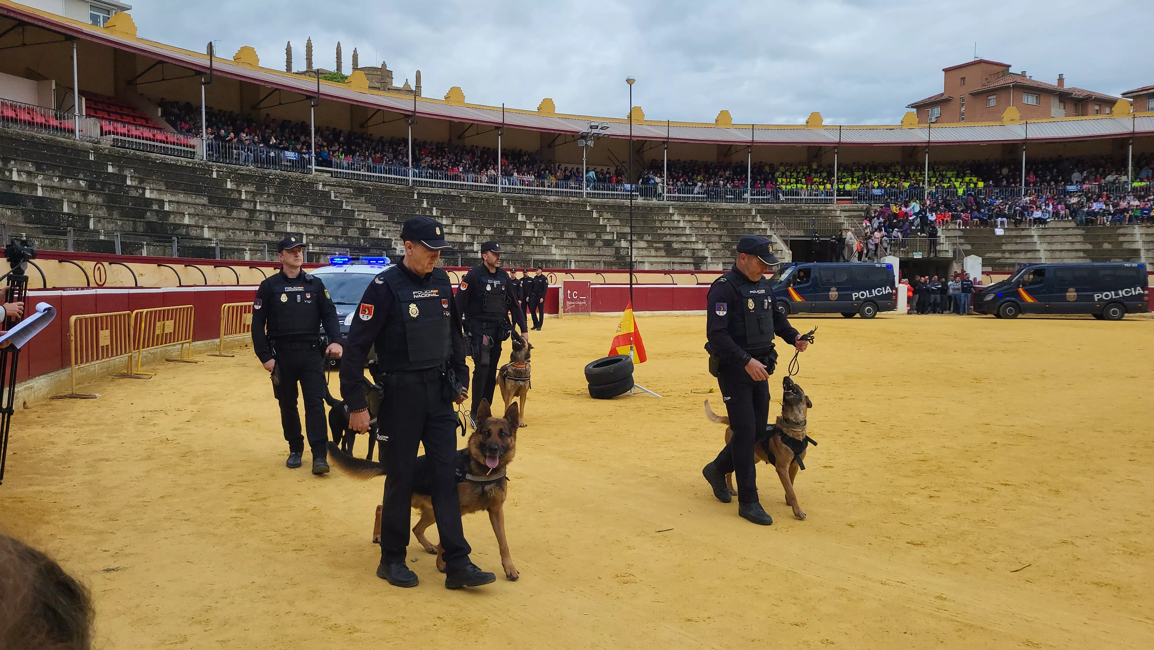 Exhibición de la Policía Local ante escolares de Huesca en la plaza de toros. Foto Mercedes Manterola