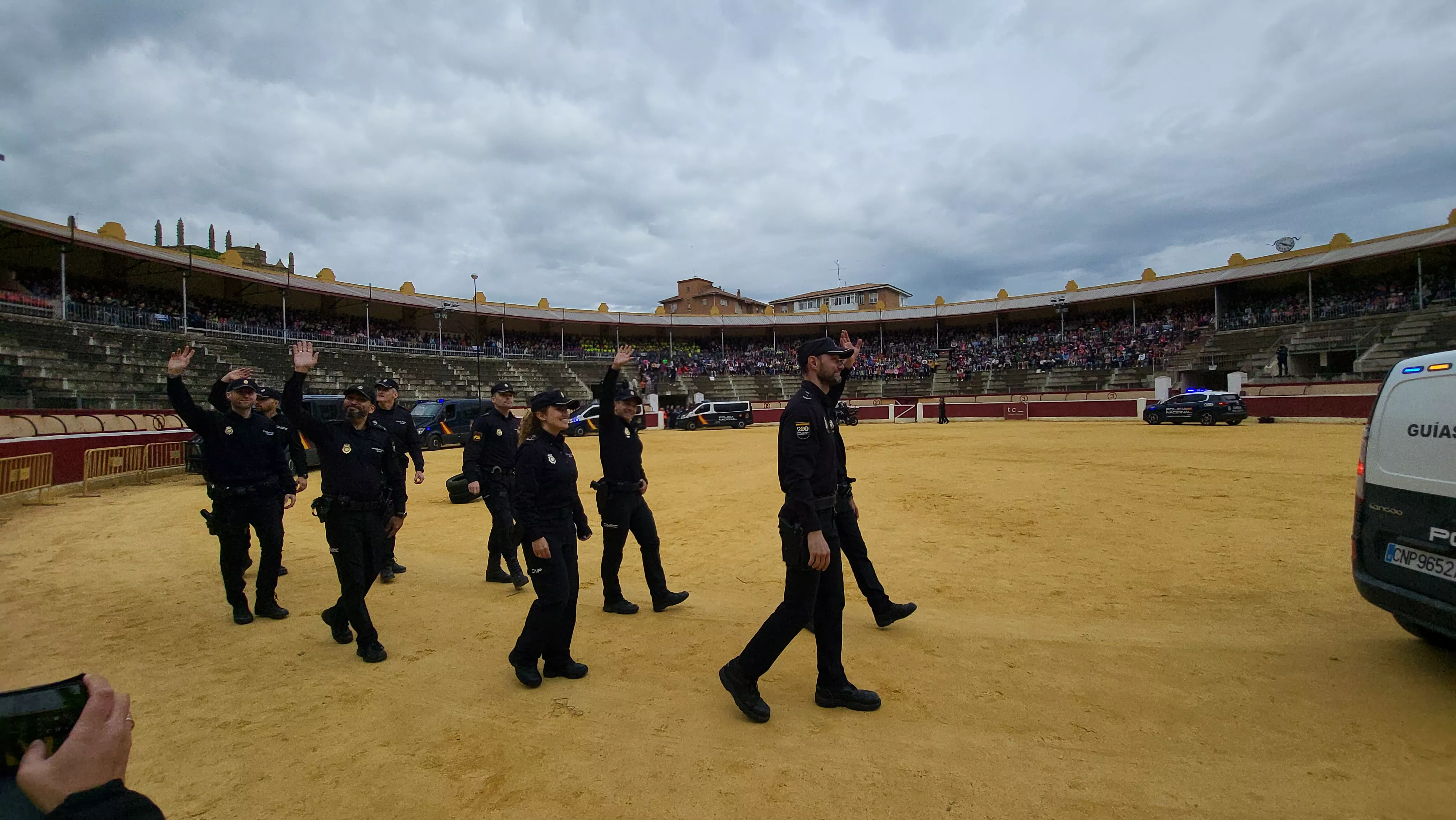 Exhibición de la Policía Local ante escolares de Huesca en la plaza de toros. Foto Mercedes Manterola