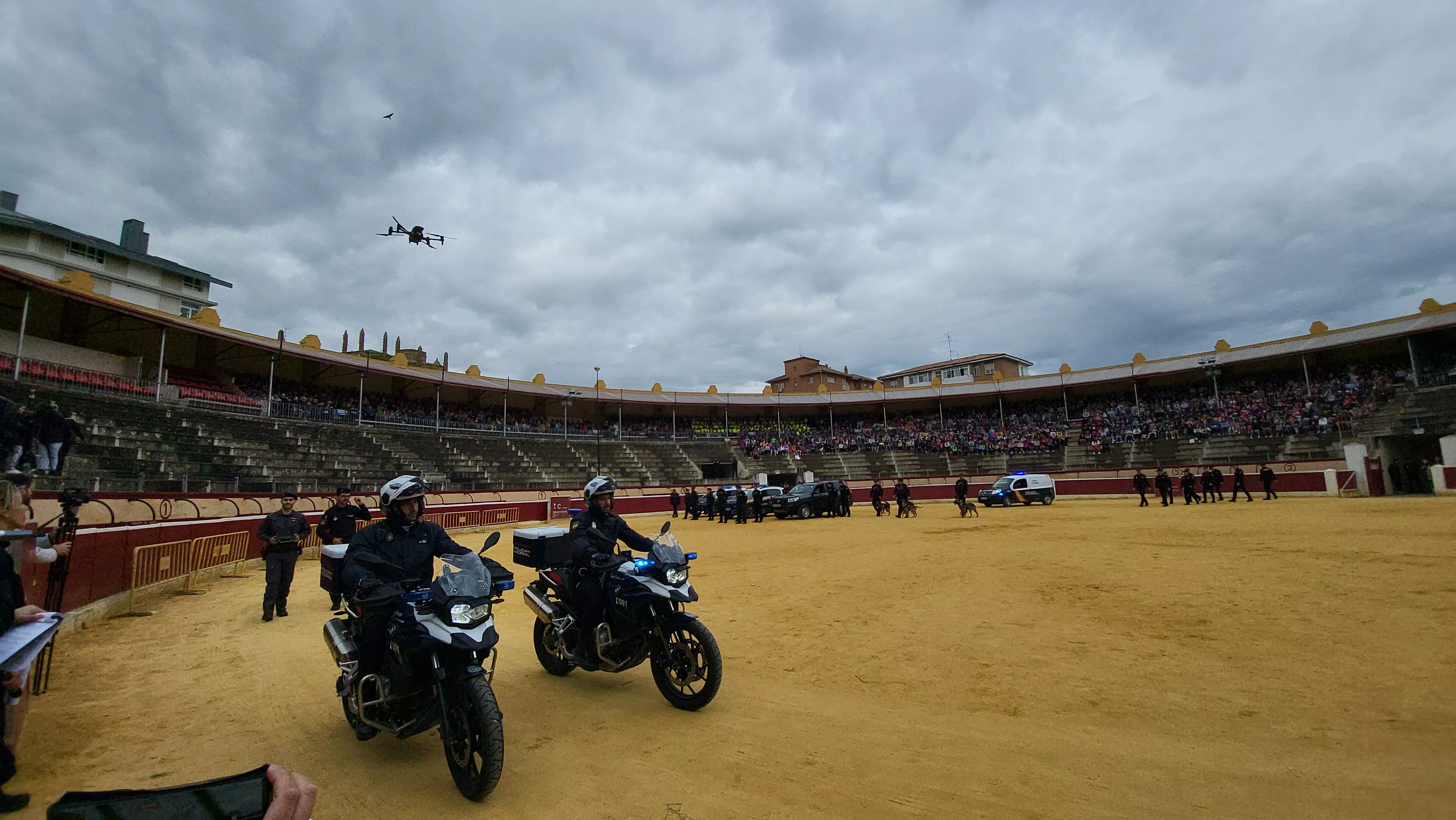 Exhibición de la Policía Local ante escolares de Huesca en la plaza de toros. Foto Mercedes Manterola