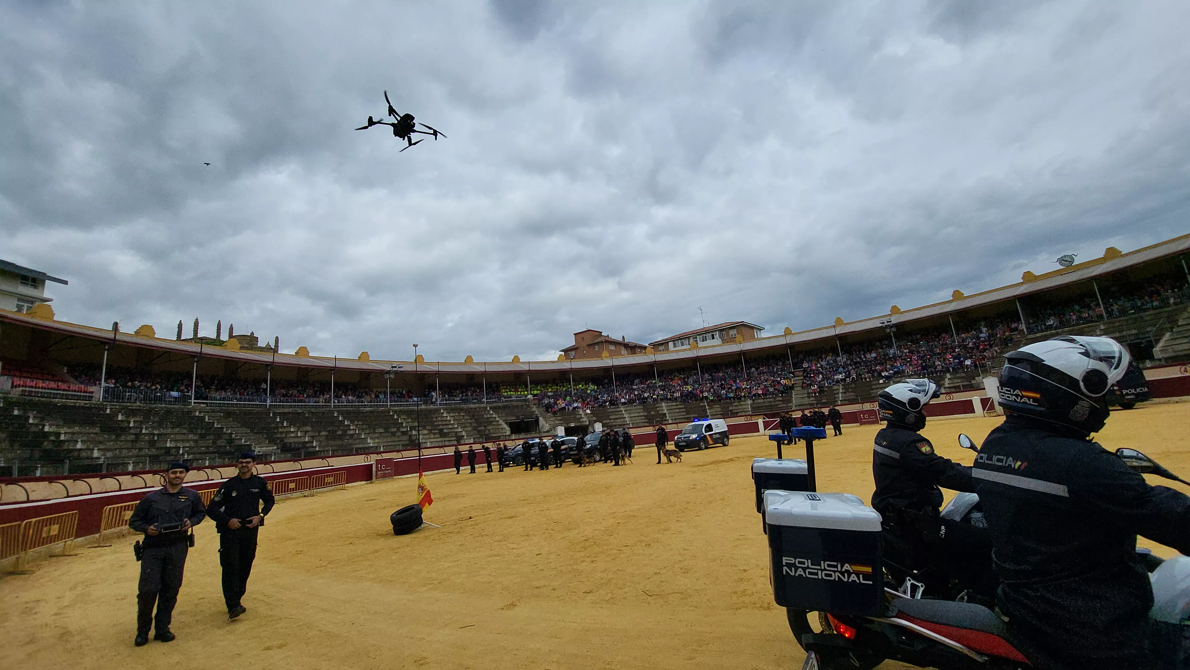 Exhibición de la Policía Local ante escolares de Huesca en la plaza de toros. Foto Mercedes Manterola