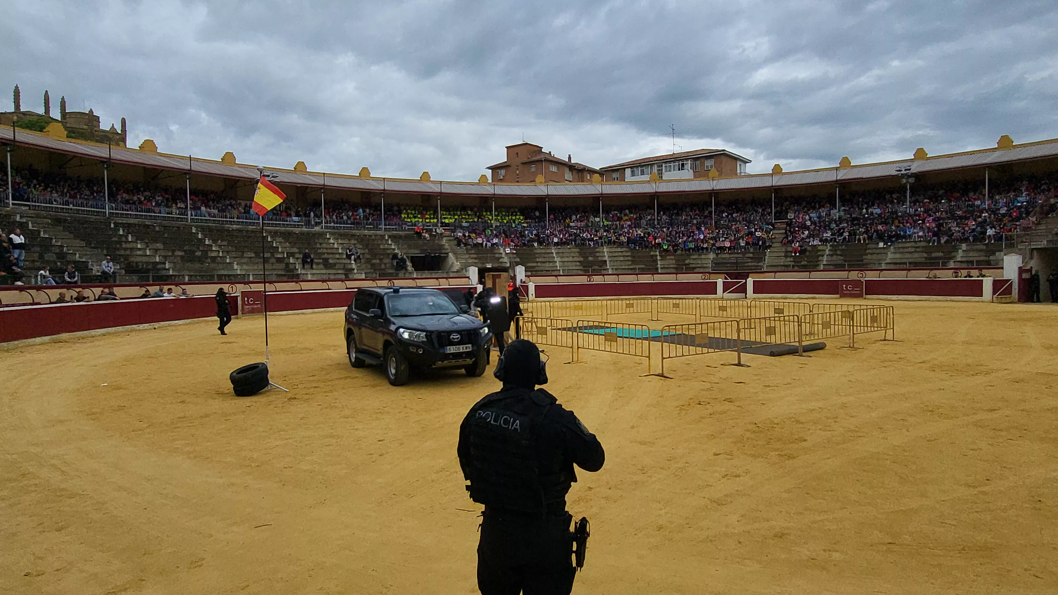 Exhibición de la Policía Local ante escolares de Huesca en la plaza de toros. Foto Mercedes Manterola