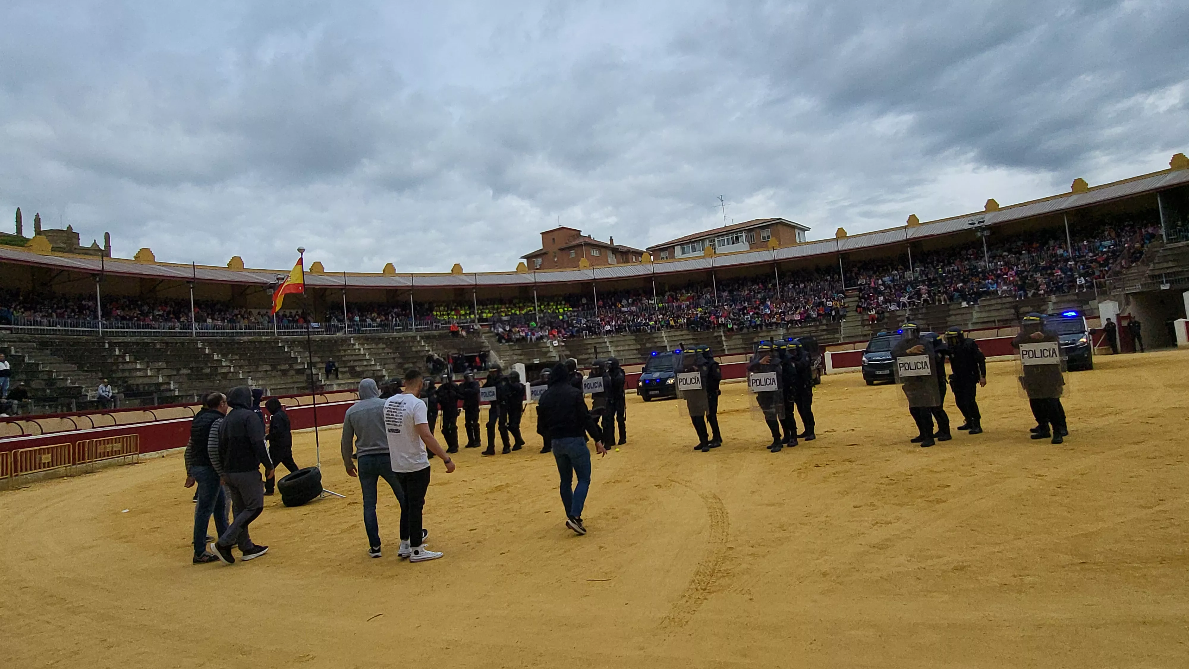Exhibición de la Policía Local ante escolares de Huesca en la plaza de toros. Foto Mercedes Manterola