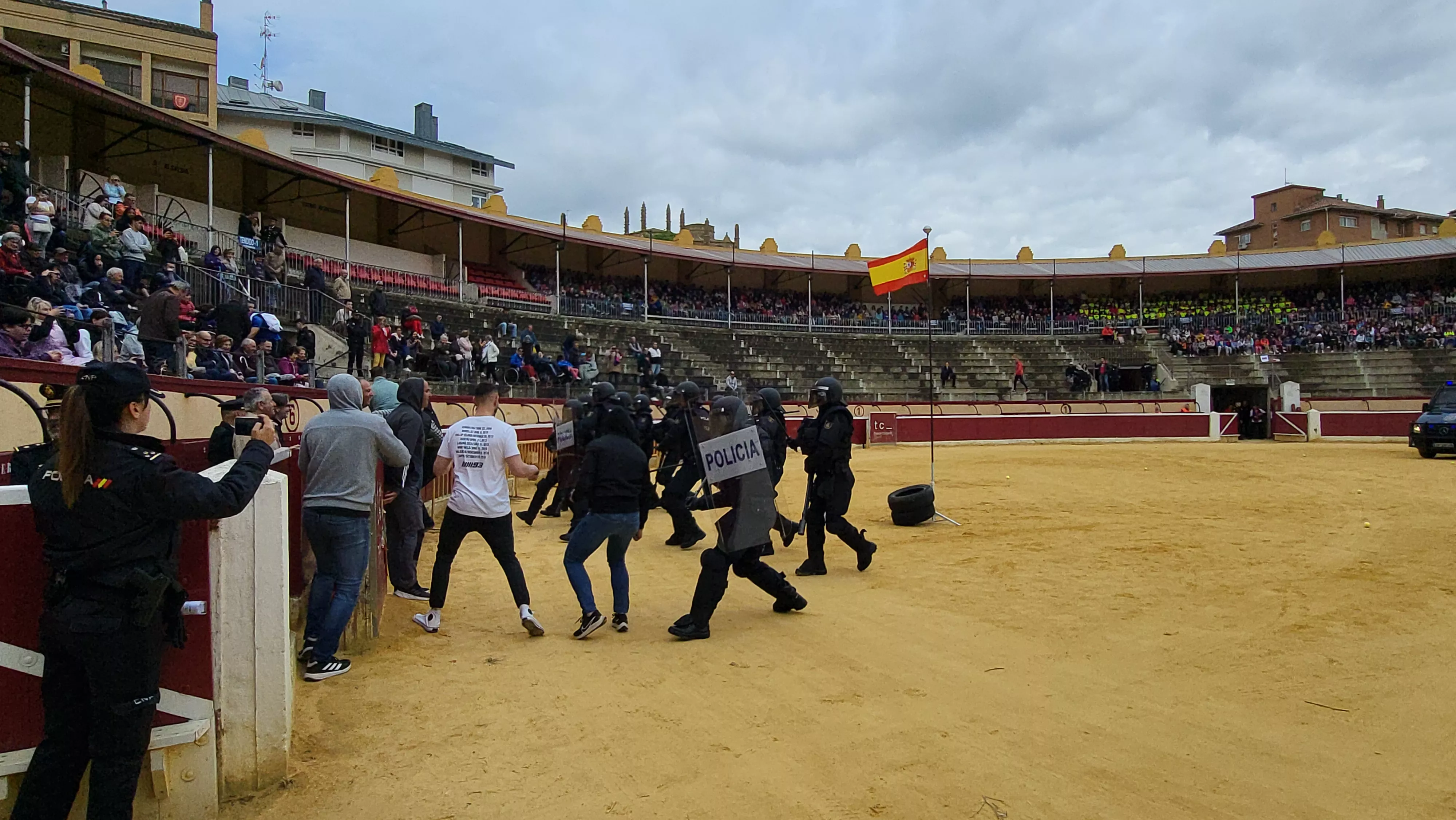 Exhibición de la Policía Local ante escolares de Huesca en la plaza de toros. Foto Mercedes Manterola