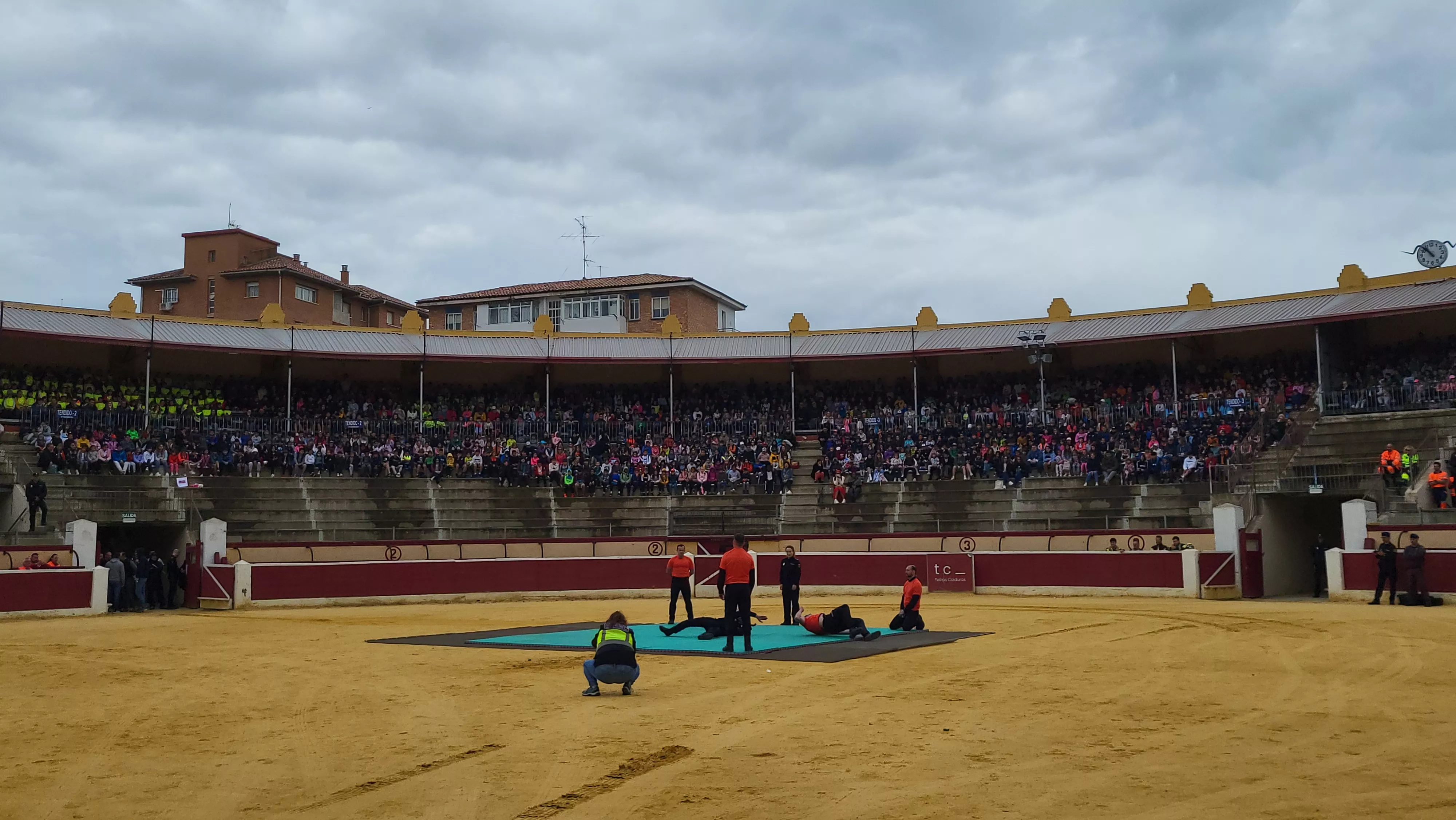 Exhibición de la Policía Local ante escolares de Huesca en la plaza de toros. Foto Mercedes Manterola