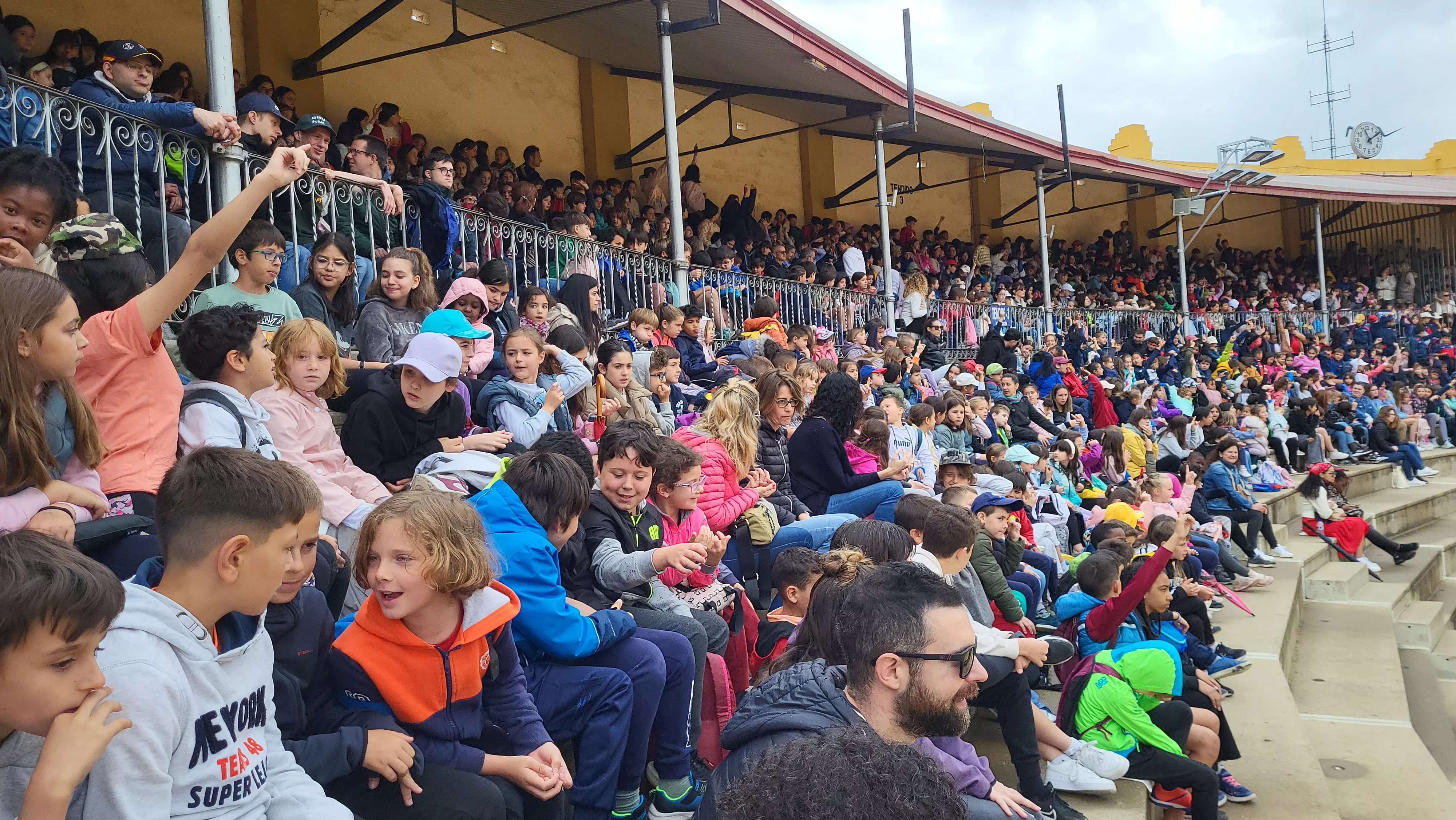 Exhibición de la Policía Local ante escolares de Huesca en la plaza de toros. Foto Mercedes Manterola
