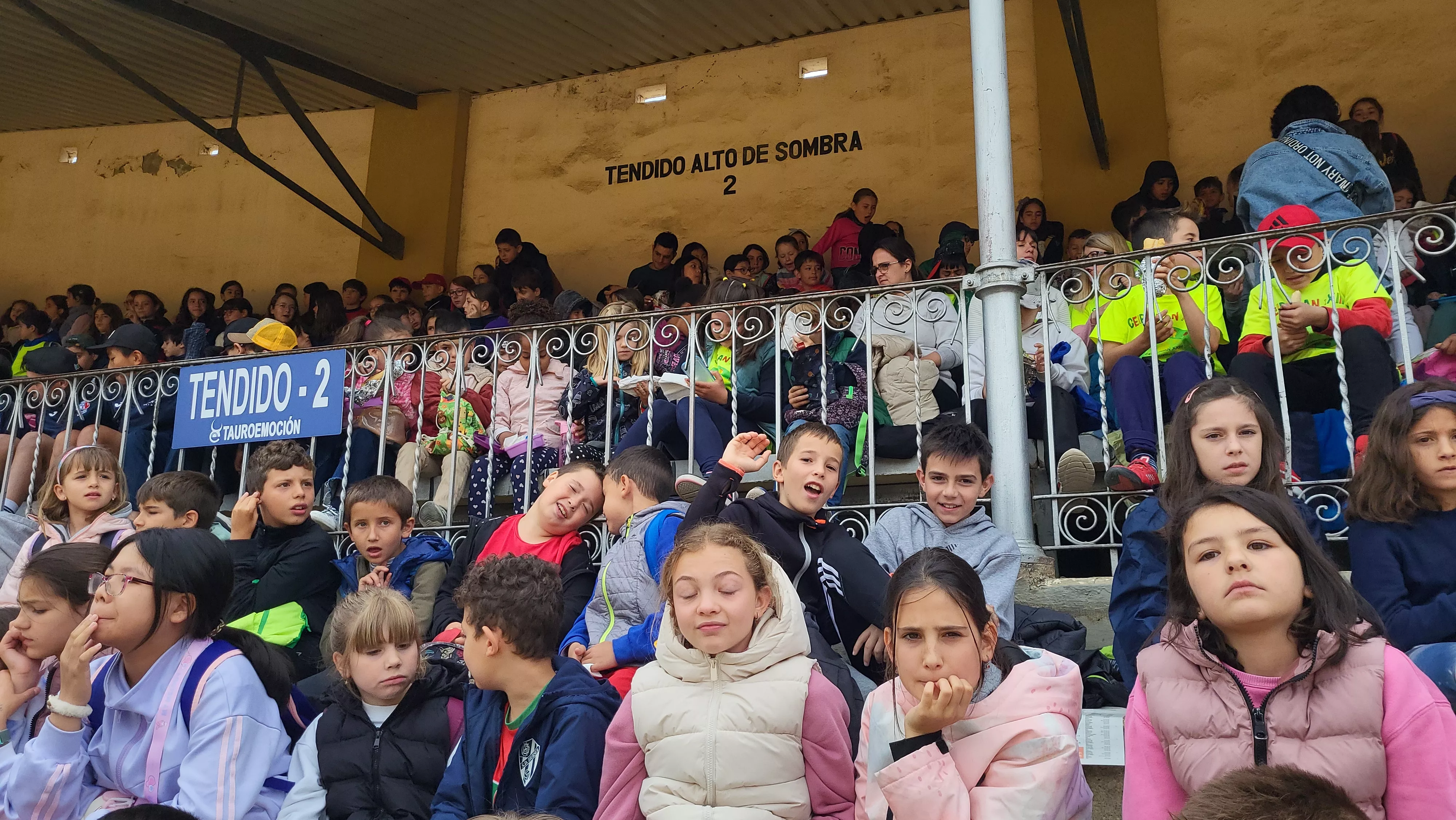 Exhibición de la Policía Local ante escolares de Huesca en la plaza de toros. Foto Mercedes Manterola