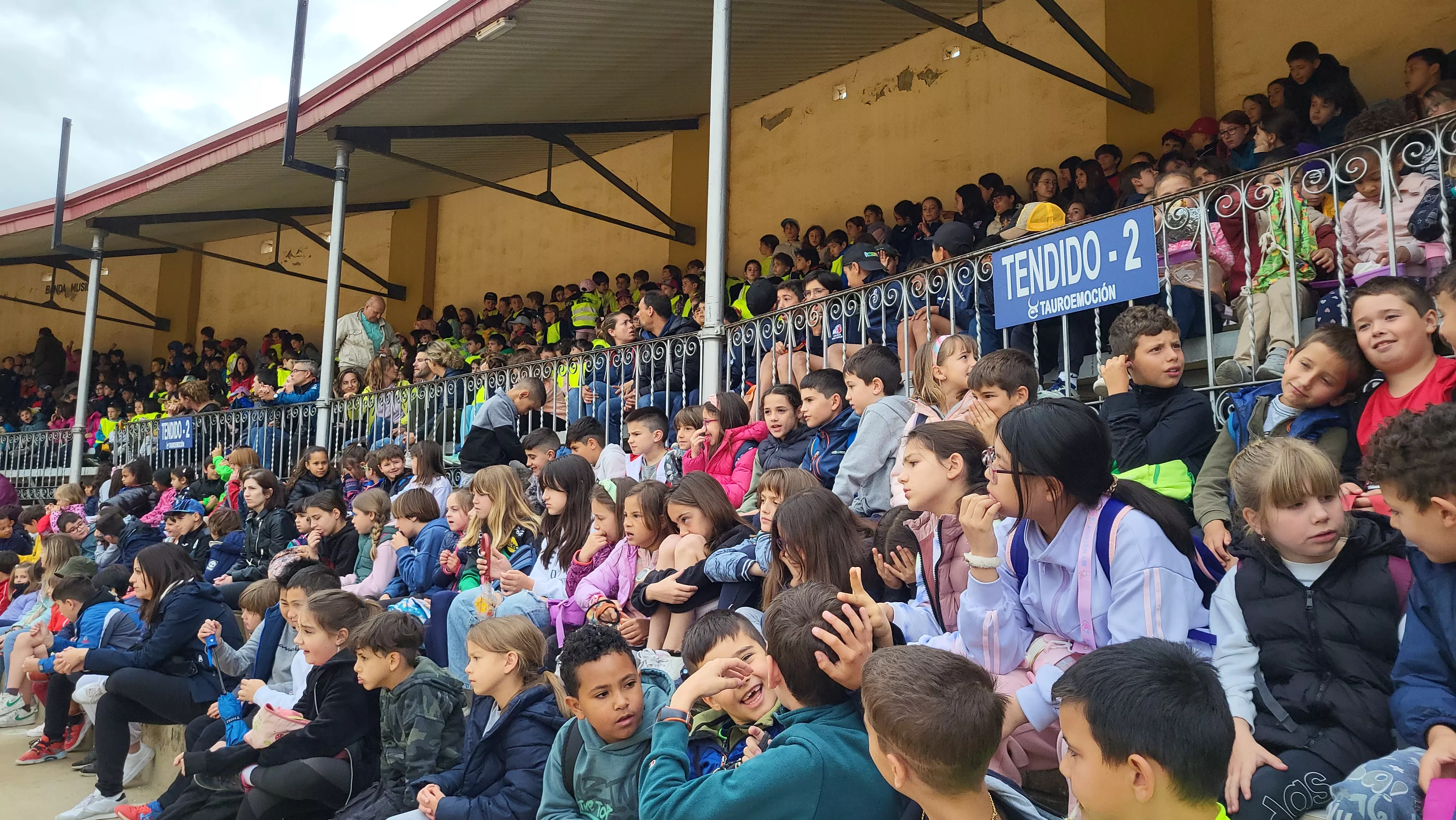 Exhibición de la Policía Local ante escolares de Huesca en la plaza de toros. Foto Mercedes Manterola