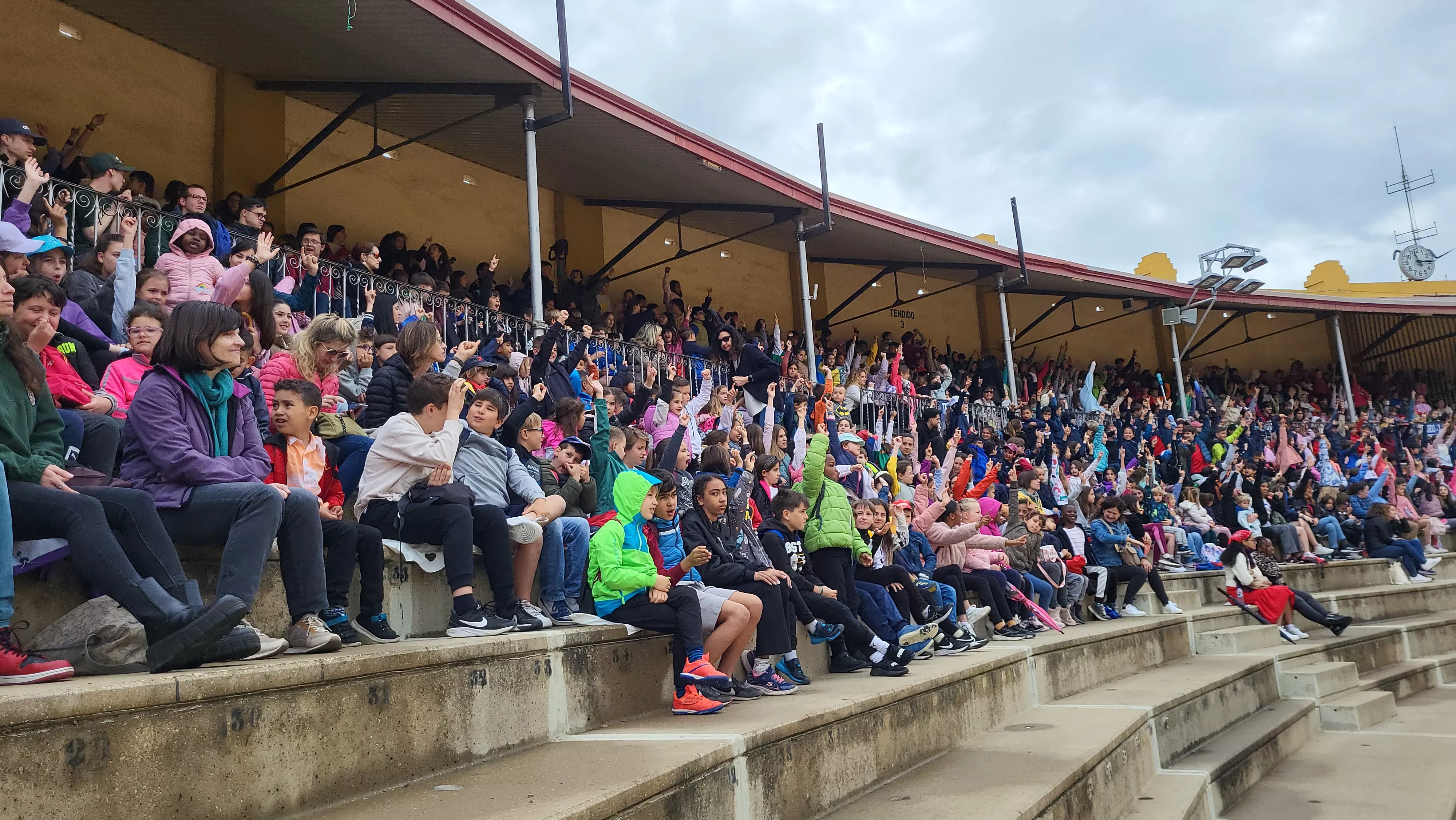 Exhibición de la Policía Local ante escolares de Huesca en la plaza de toros. Foto Mercedes Manterola
