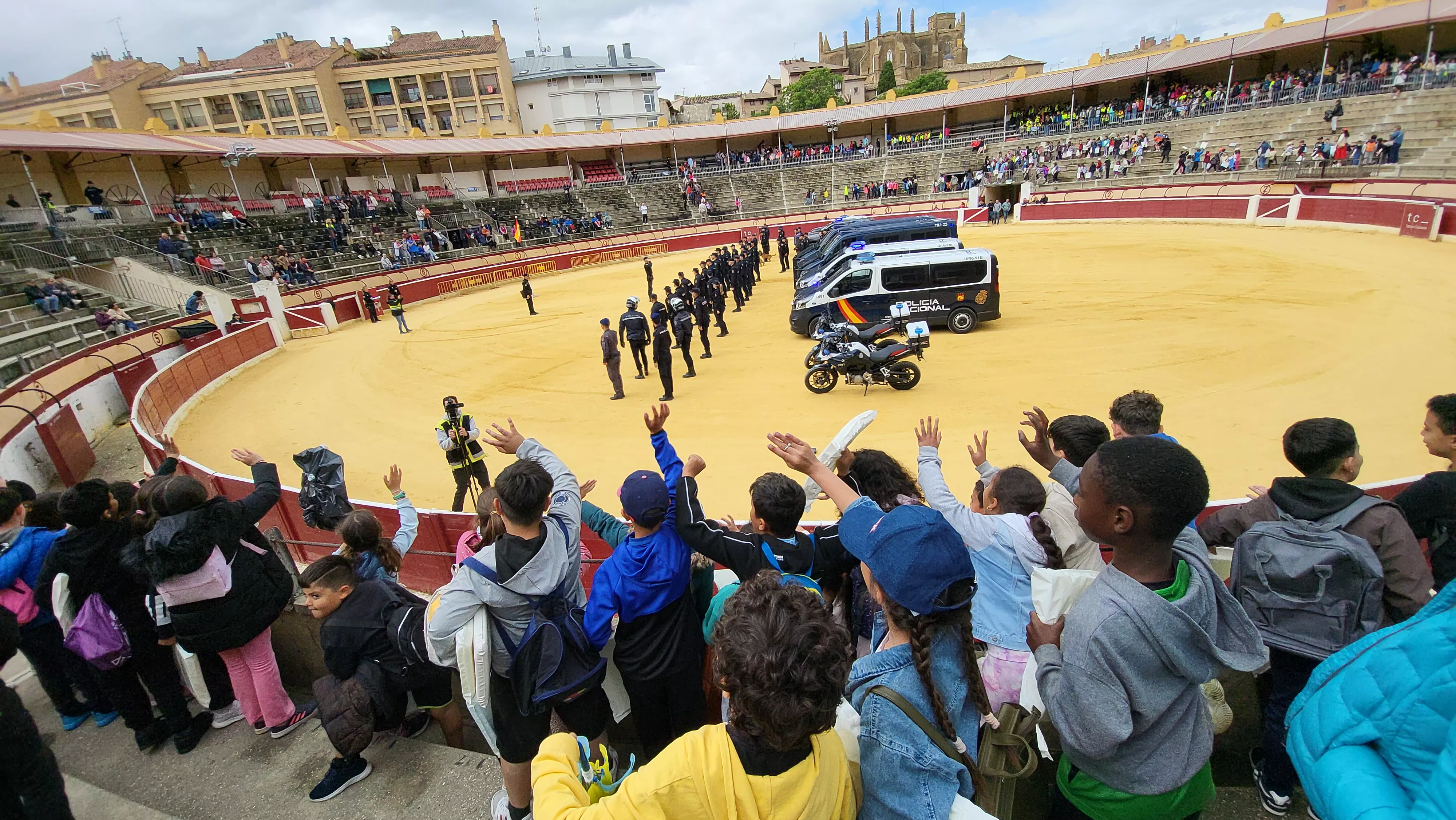 Exhibición de la Policía Local ante escolares de Huesca en la plaza de toros. Foto Mercedes Manterola