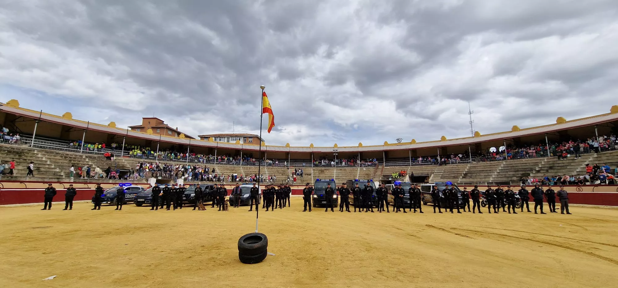 Exhibición de la Policía Local ante escolares de Huesca en la plaza de toros. 