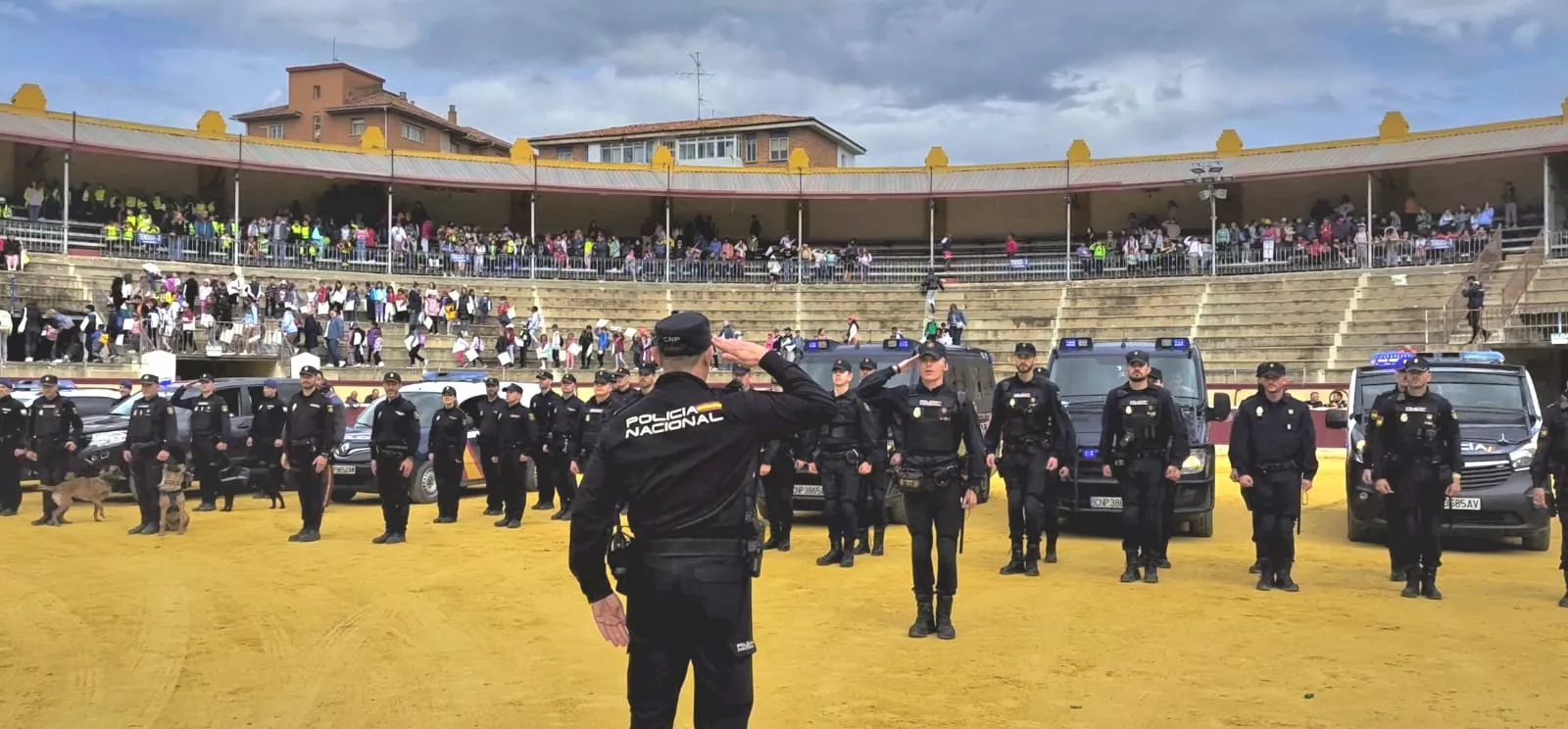 Exhibición de la Policía Local ante escolares de Huesca en la plaza de toros. 