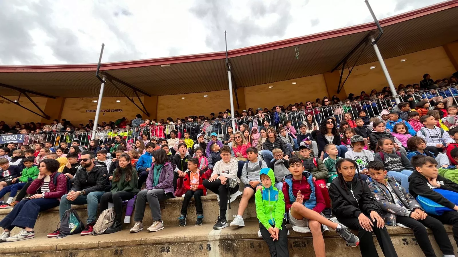 Exhibición de la Policía Local ante escolares de Huesca en la plaza de toros. Foto Mercedes Manterola