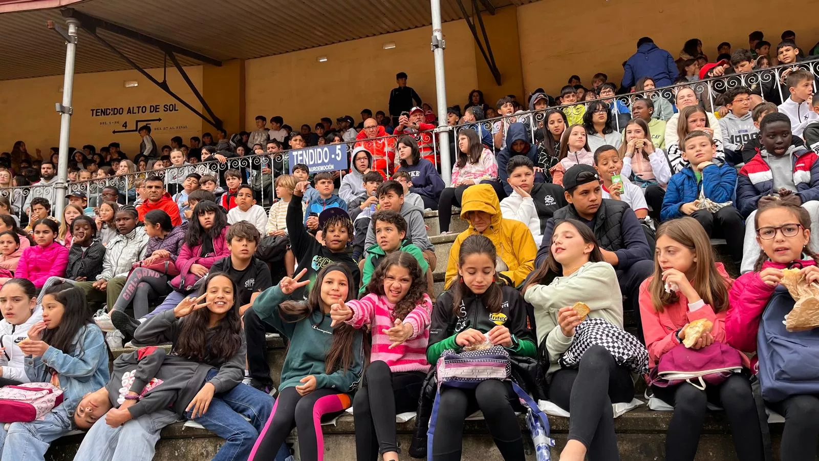 Exhibición de la Policía Local ante escolares de Huesca en la plaza de toros. Foto Mercedes Manterola