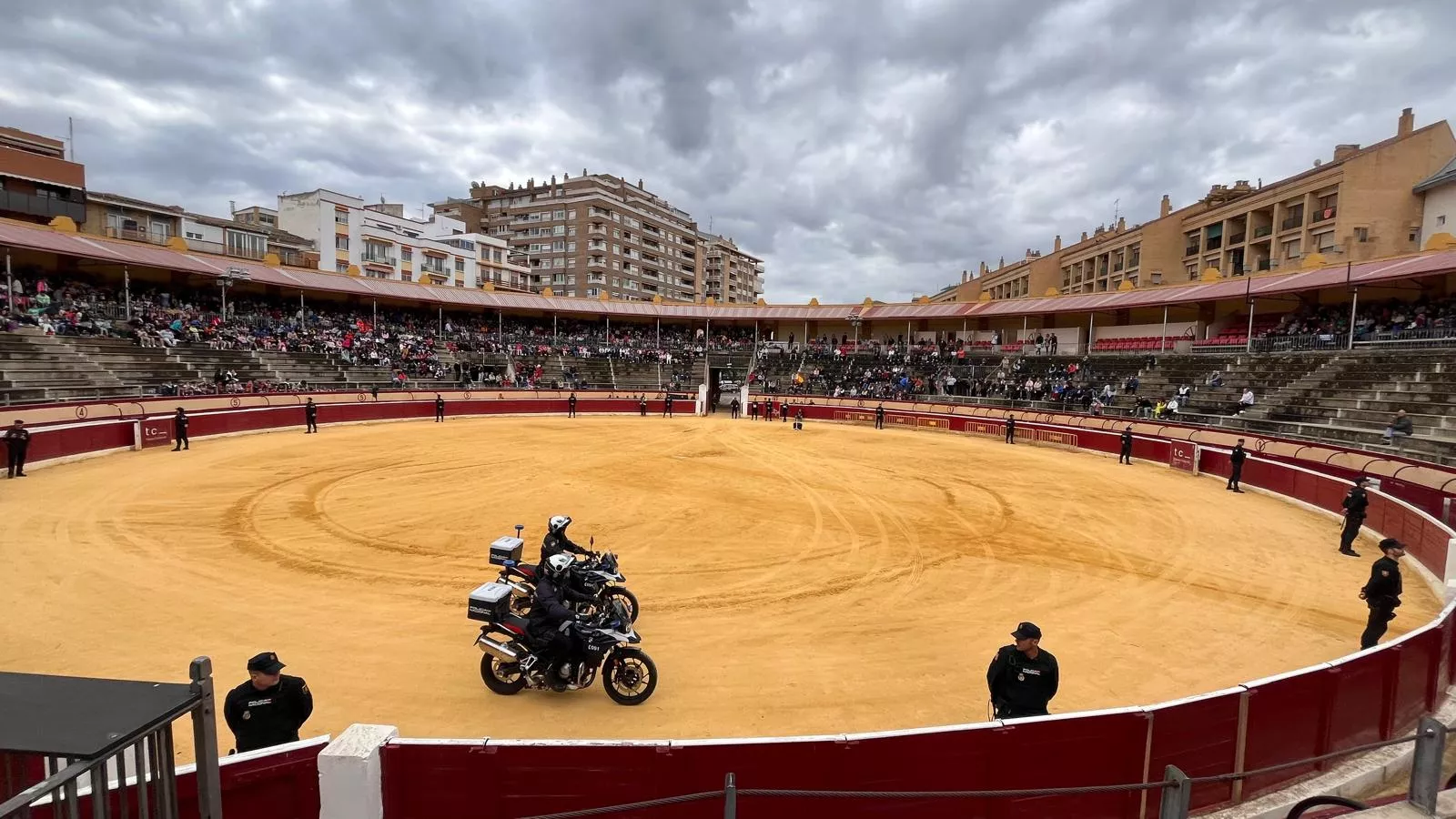 Exhibición de la Policía Local ante escolares de Huesca en la plaza de toros. Foto Mercedes Manterola