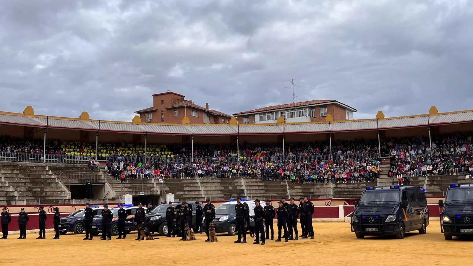 Exhibición de la Policía Local ante escolares de Huesca en la plaza de toros. Foto Mercedes Manterola