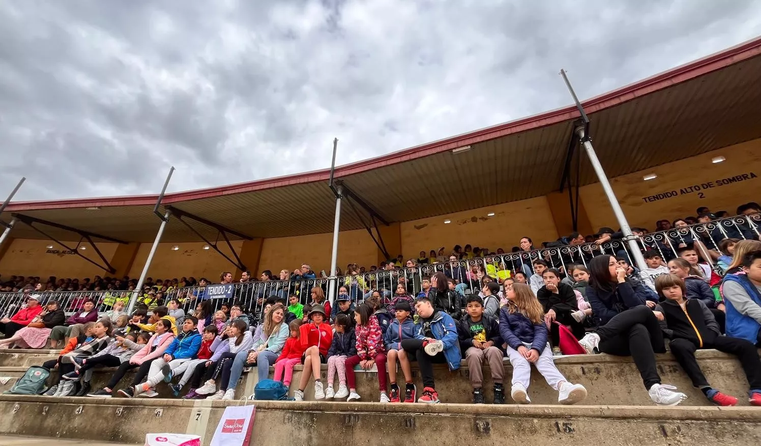 Exhibición de la Policía Local ante escolares de Huesca en la plaza de toros. Foto Mercedes Manterola