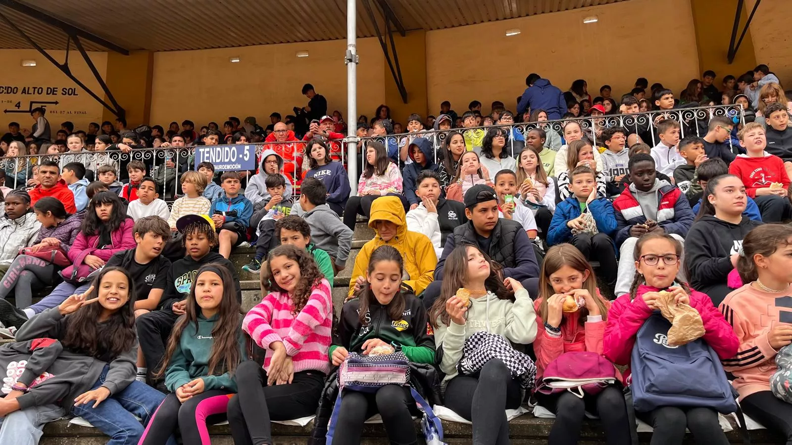 Exhibición de la Policía Local ante escolares de Huesca en la plaza de toros. Foto Mercedes Manterola