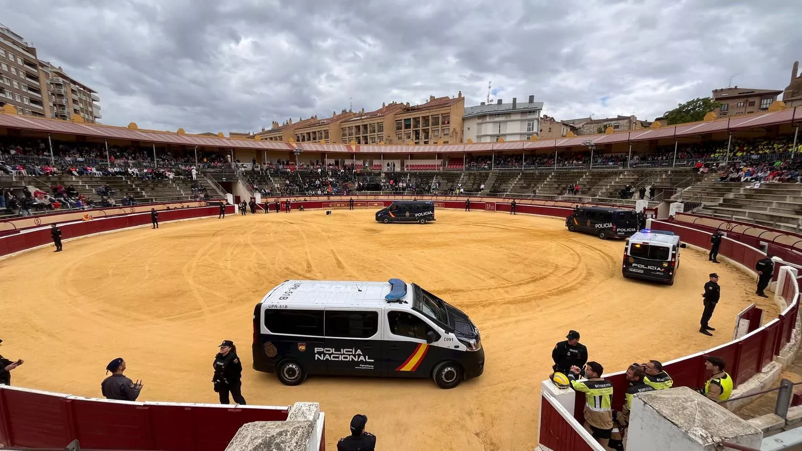 Exhibición de la Policía Local ante escolares de Huesca en la plaza de toros. Foto Mercedes Manterola
