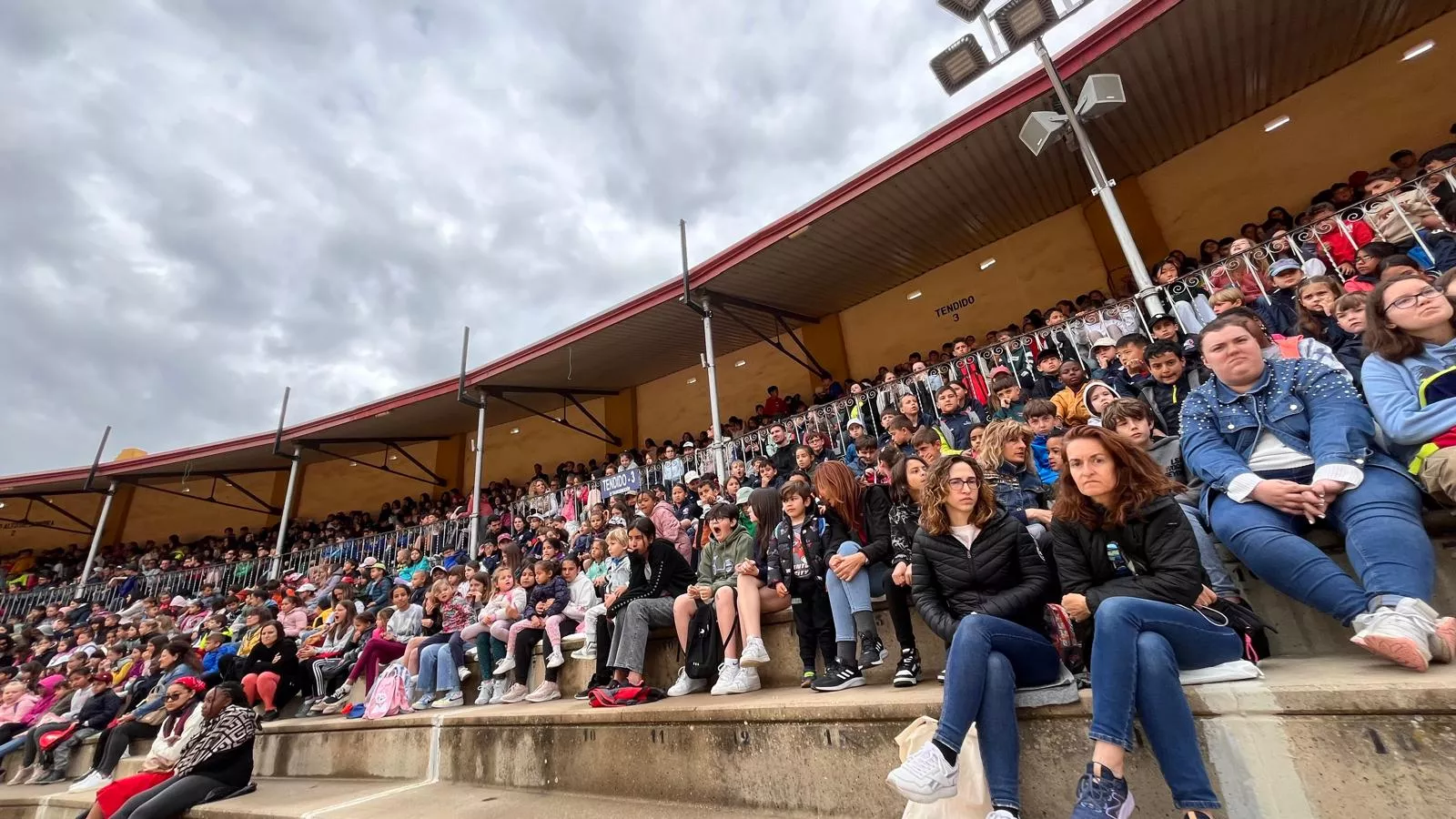 Exhibición de la Policía Local ante escolares de Huesca en la plaza de toros. Foto Mercedes Manterola