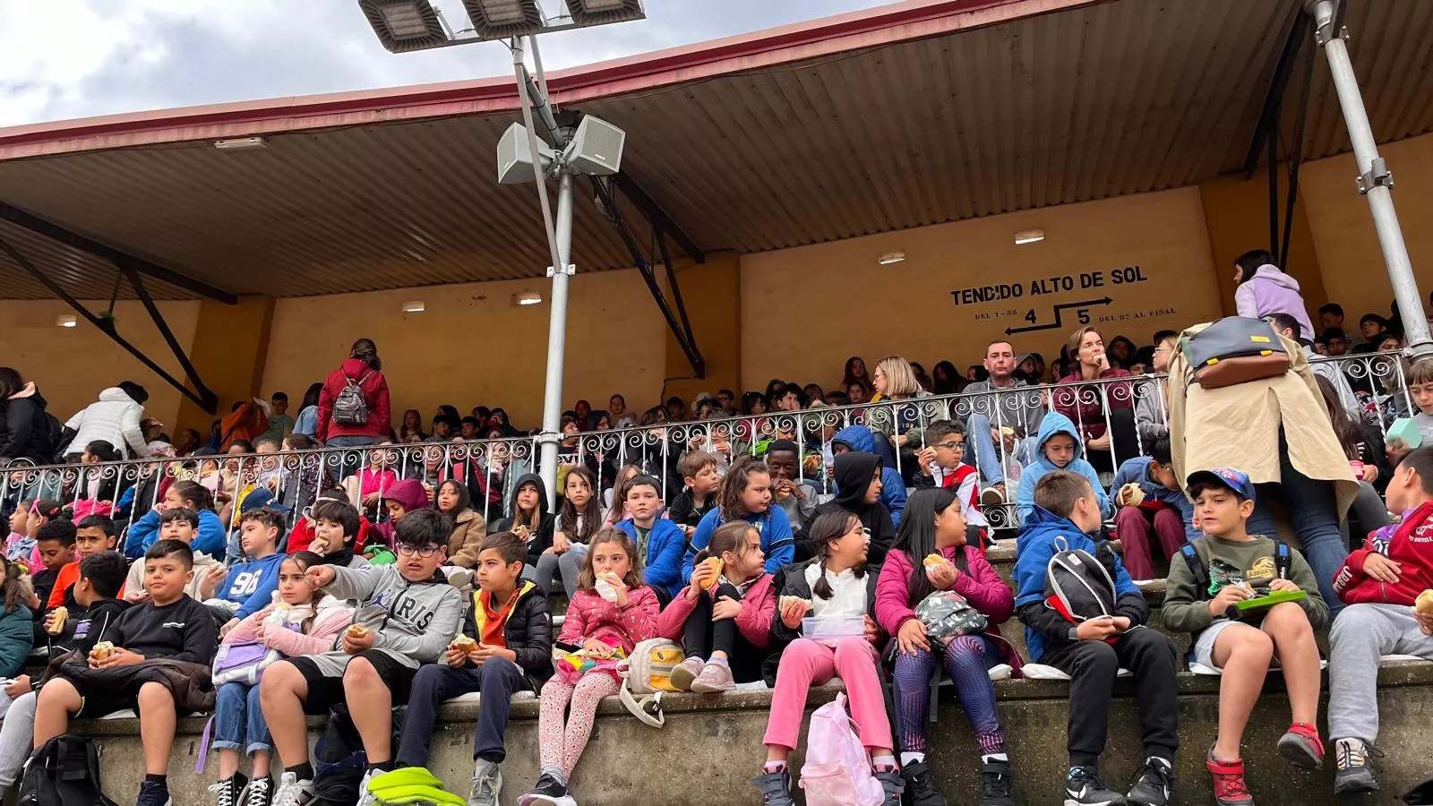 Exhibición de la Policía Local ante escolares de Huesca en la plaza de toros. Foto Mercedes Manterola