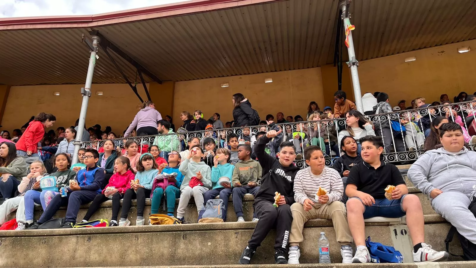 Exhibición de la Policía Local ante escolares de Huesca en la plaza de toros. Foto Mercedes Manterola