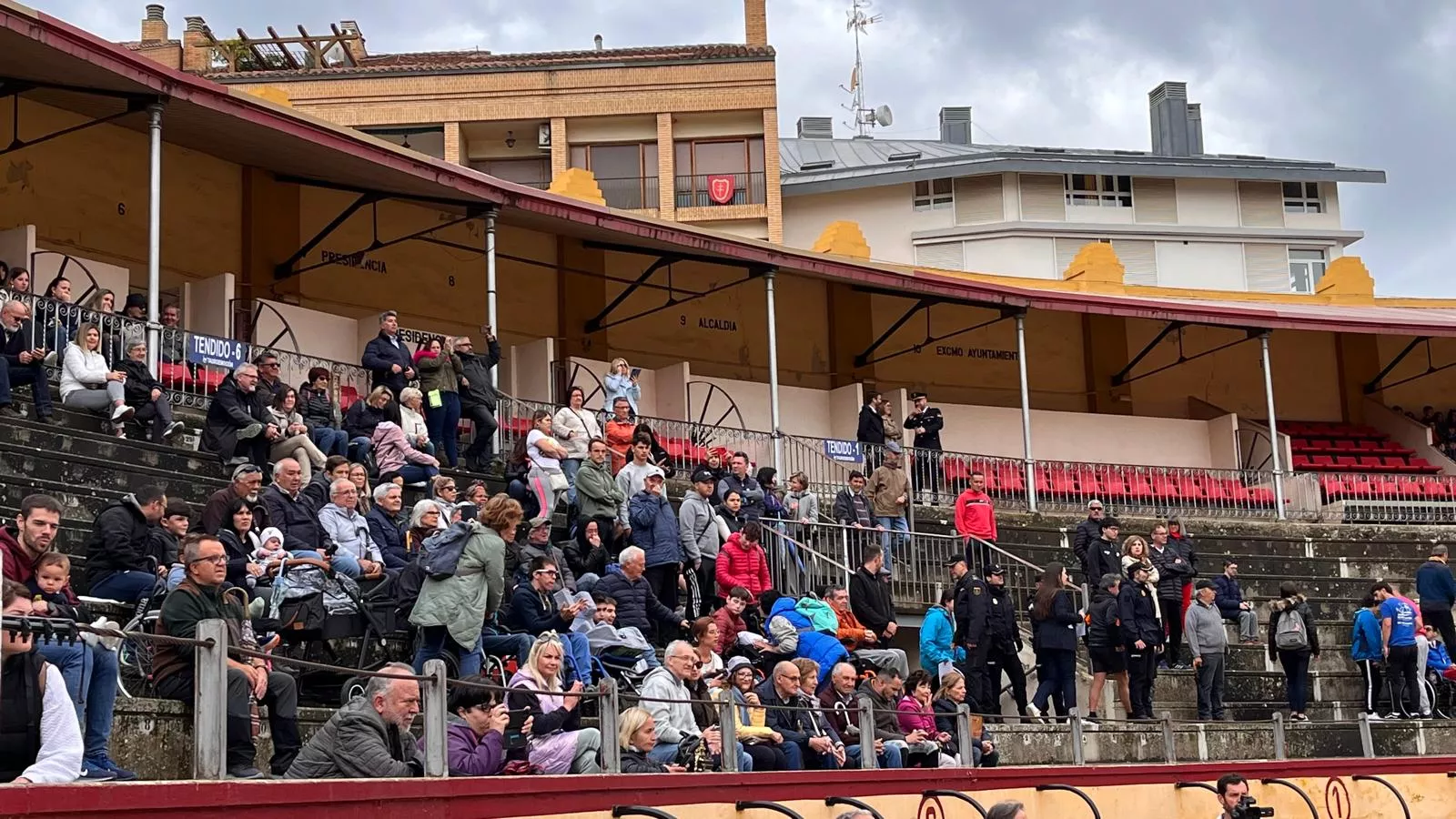 Exhibición de la Policía Local ante escolares de Huesca en la plaza de toros. Foto Mercedes Manterola