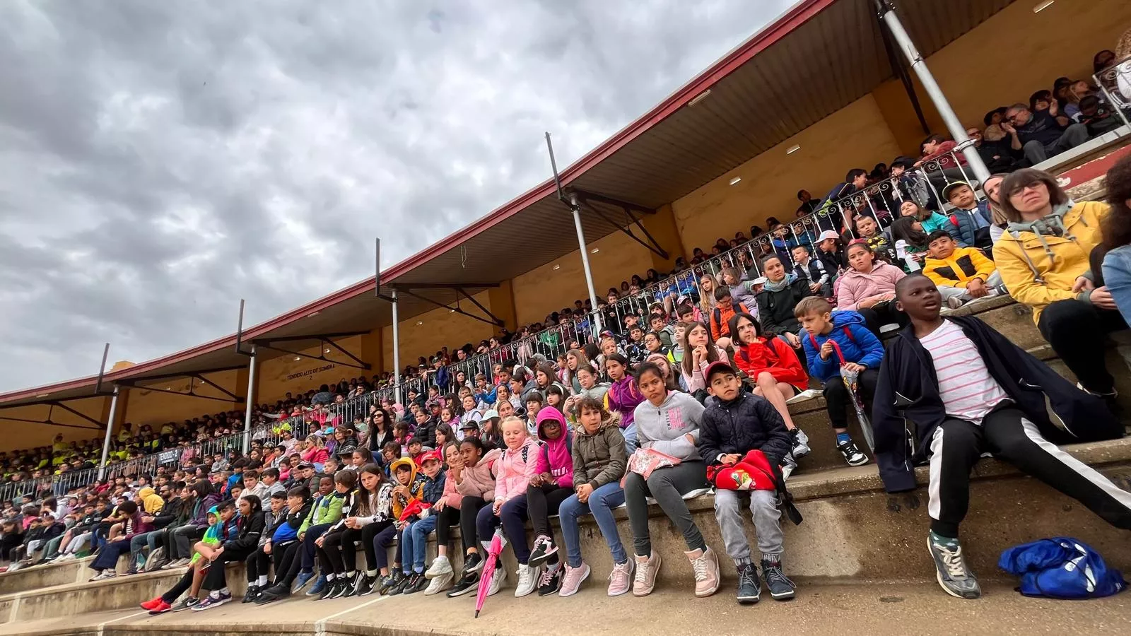 Exhibición de la Policía Local ante escolares de Huesca en la plaza de toros. Foto Mercedes Manterola