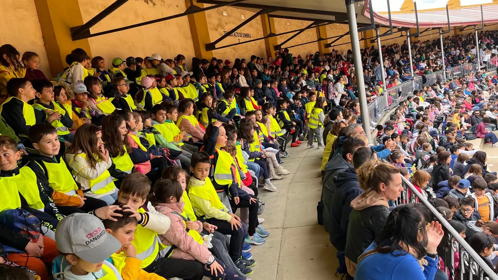 Exhibición de la Policía Local ante escolares de Huesca en la plaza de toros. Foto Mercedes Manterola