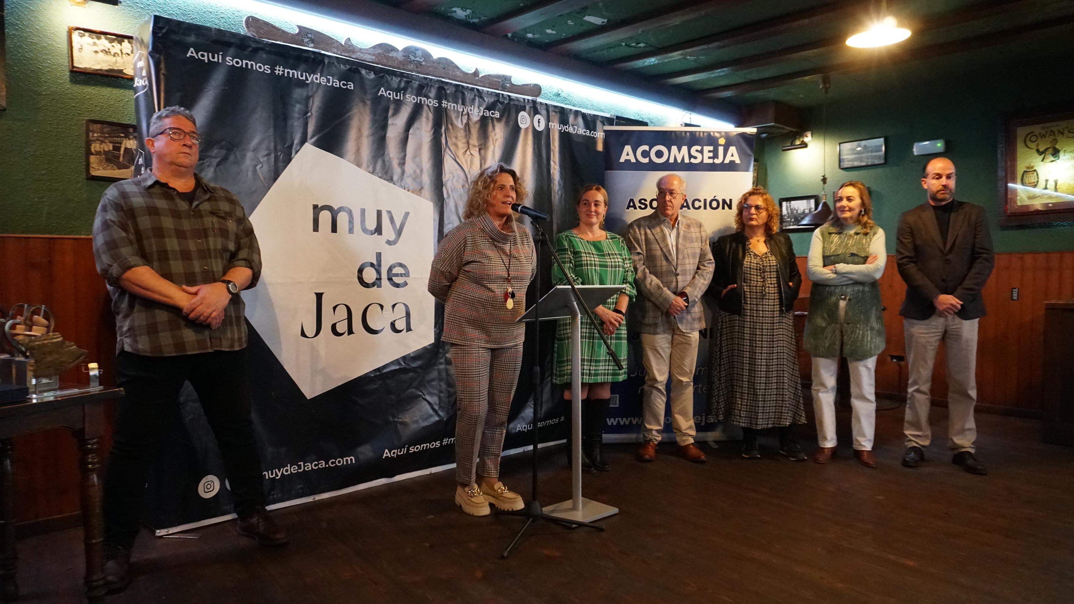 Marian Bandrés se dirige a los presentes entre el resto de autoridades.