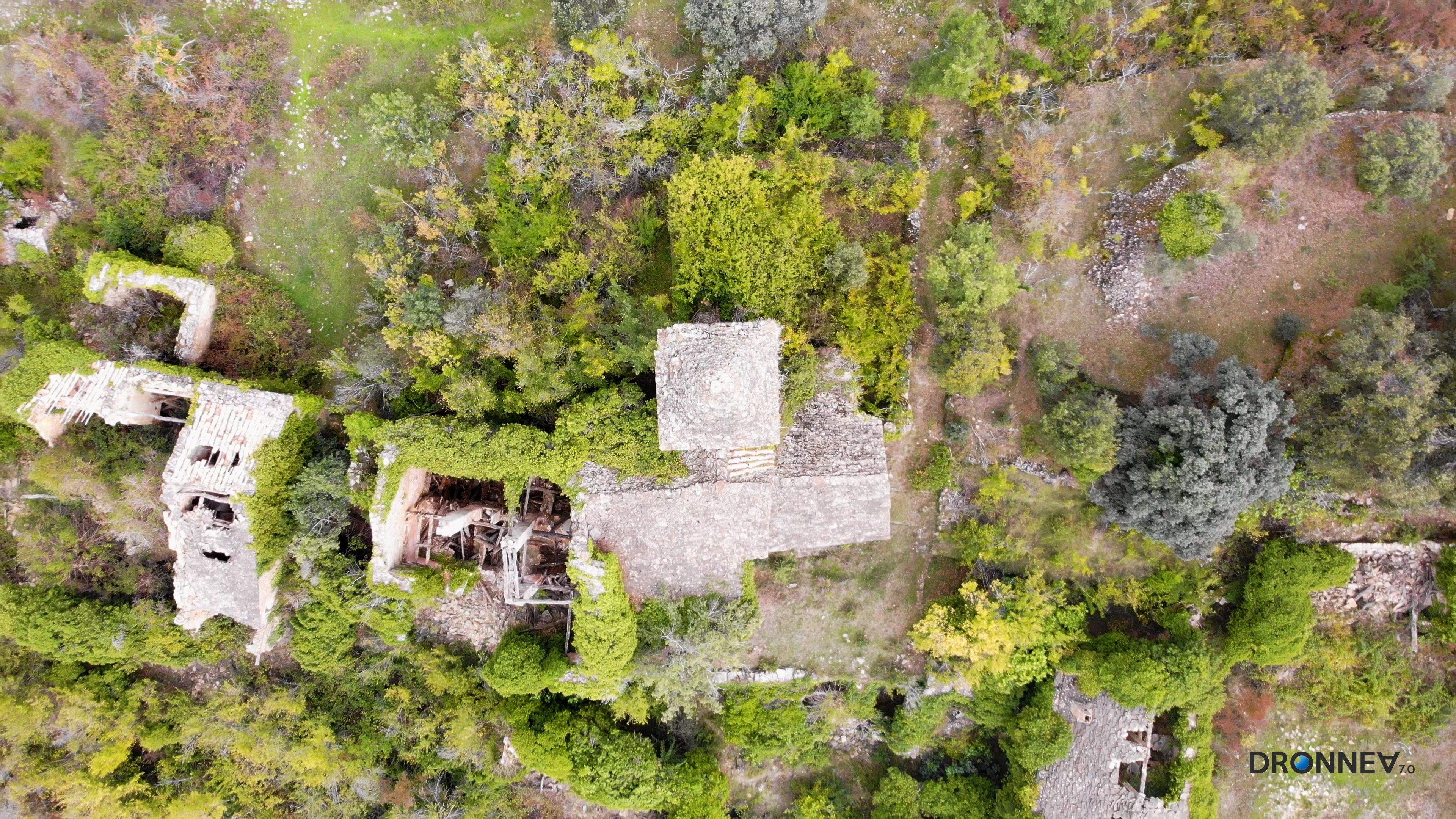 En la entropía, el templo se eleva y Santa Eulalia atruena. Se resiste al abandono y a la decapitación. Atrás quedan los tiempos de su martirio.