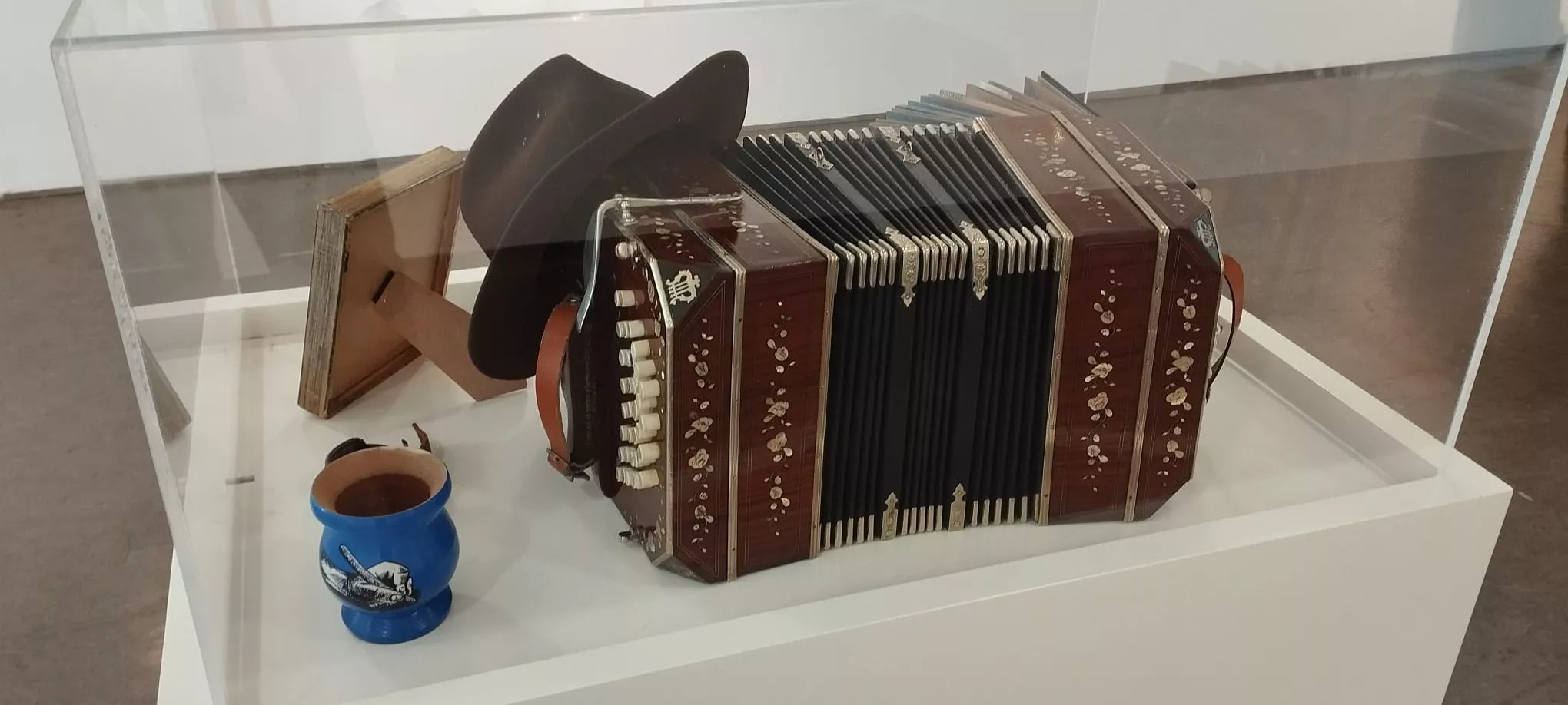 Preparación y exposición de A lápiz y con sombrero en Zaragoza.