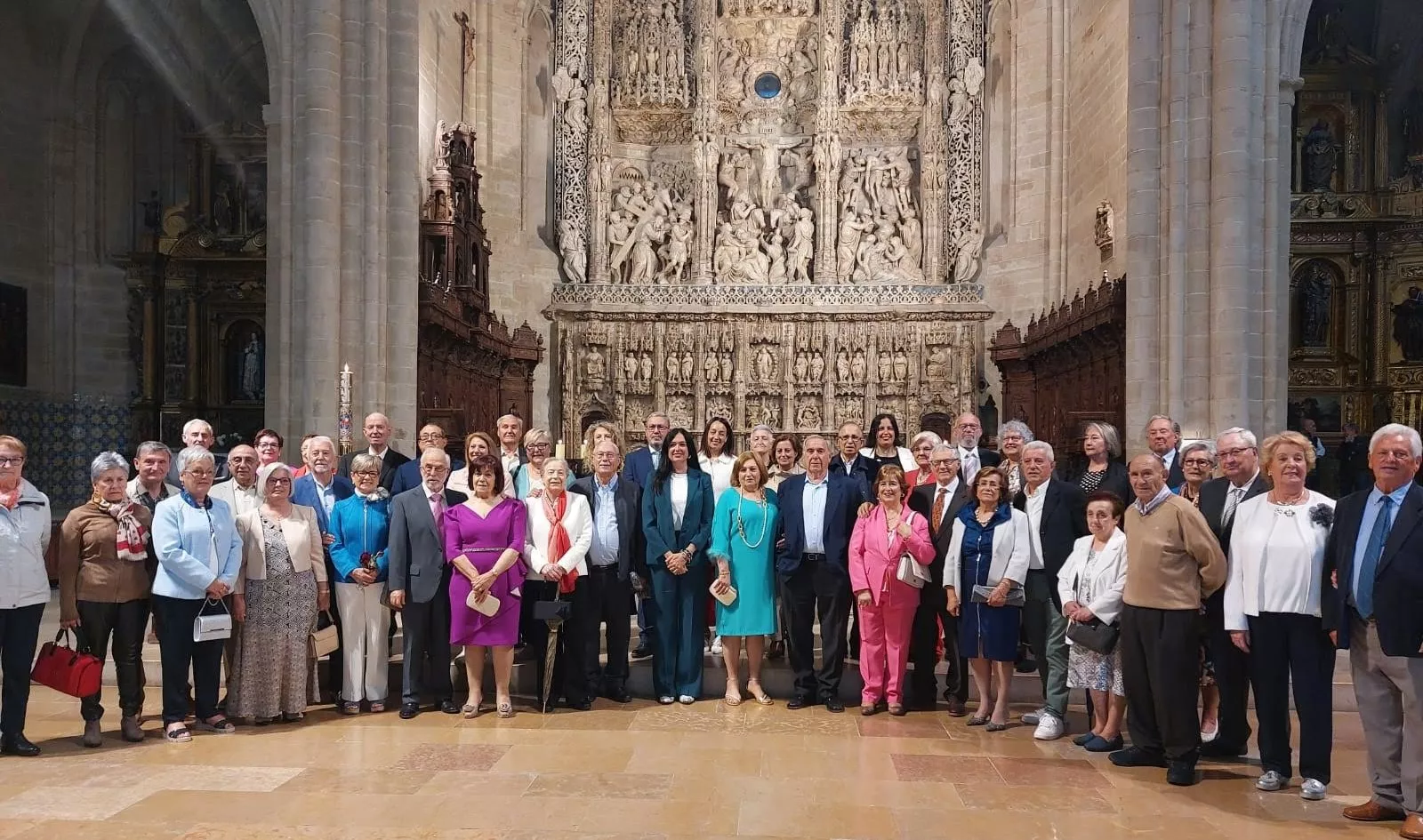 Homenaje a 19 matrimonios de Huesca por sus bodas de oro.